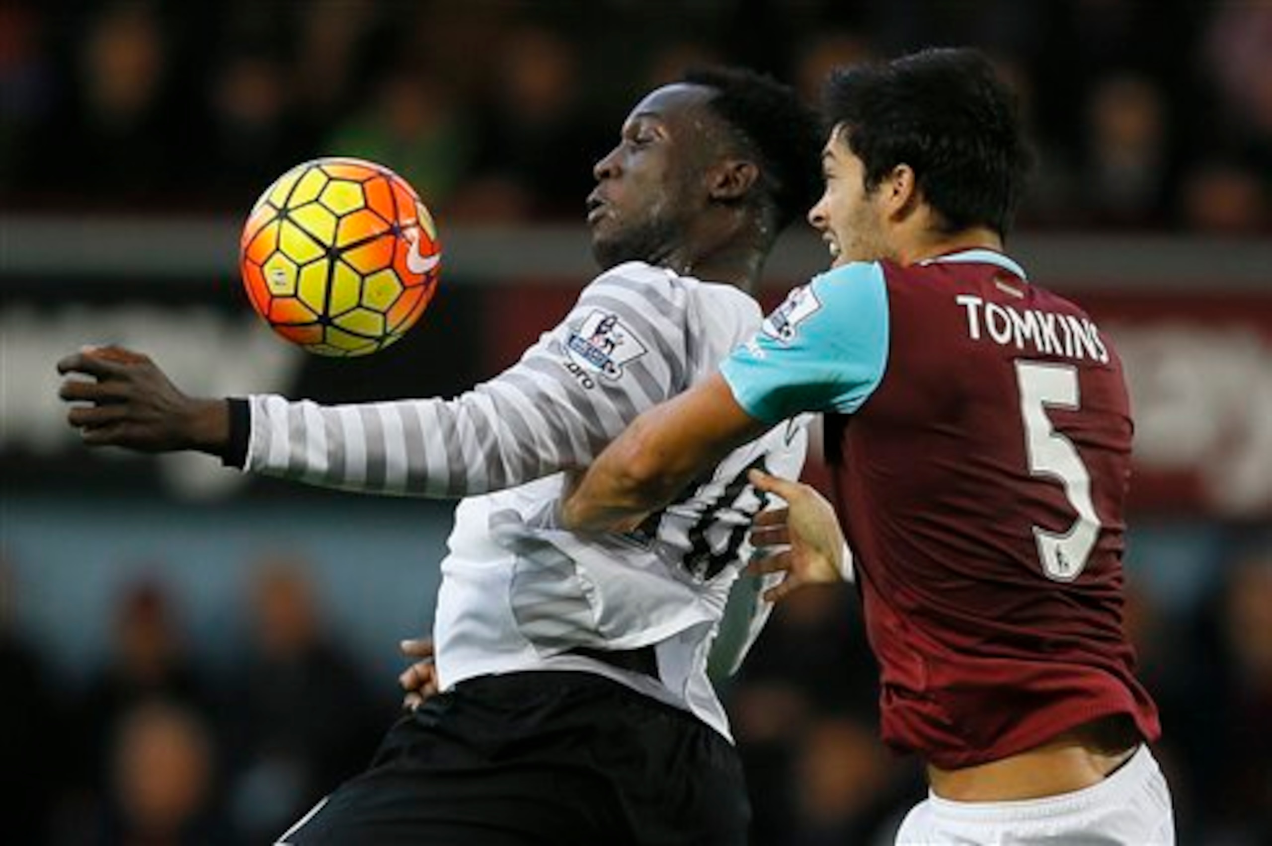 Lukaku using his upper-body strength against West Ham.