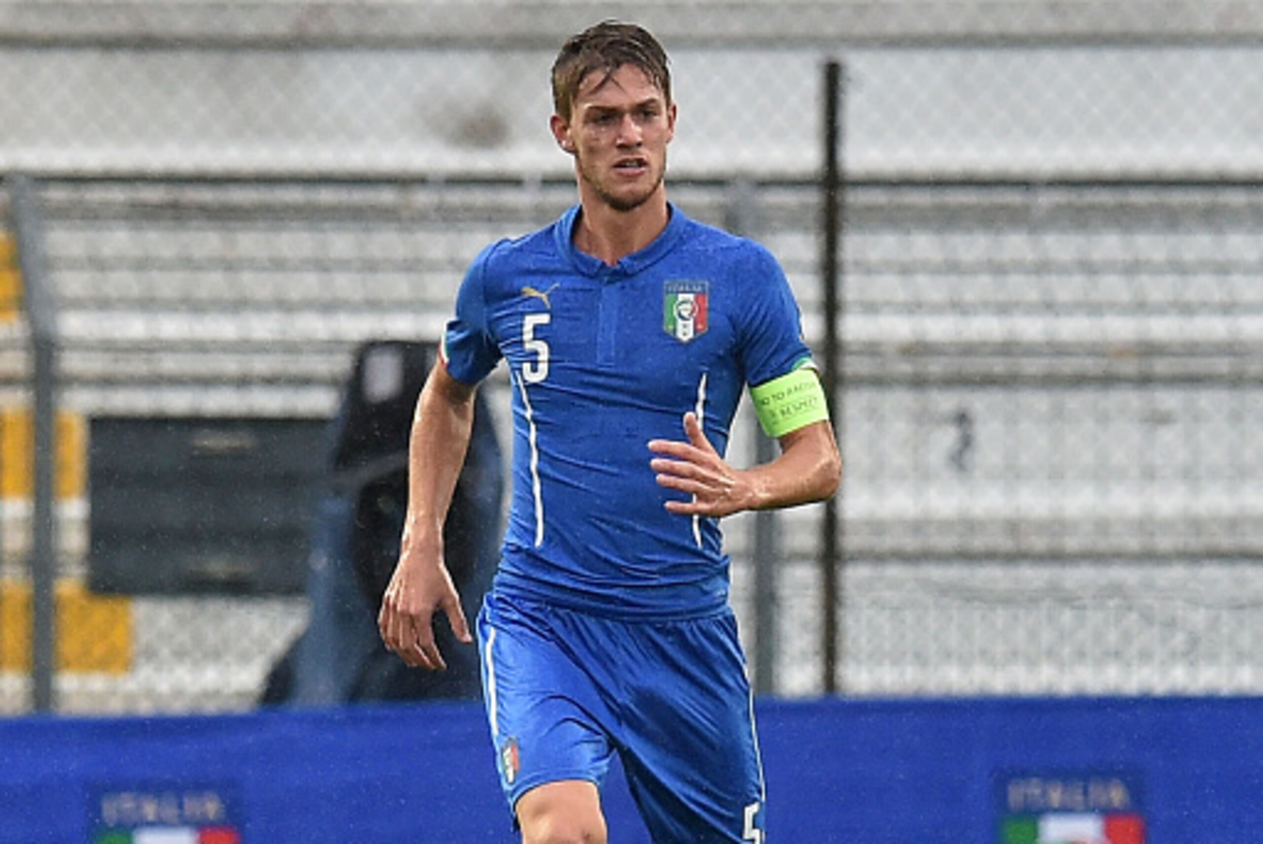 VICENZA, ITALY - OCTOBER 13:  Daniele Rugani of Italy in action during the 2017 UEFA European U21 Championships Qualifier between Italy and Republic of Ireland at Stadio Romeo Menti on October 13, 2015 in Vicenza, Italy.  (Photo by Giuseppe Bellini/Getty 