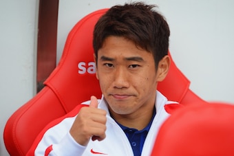 SUNDERLAND, ENGLAND - AUGUST 24: Shinji Kagawa of Manchester United gives the thumbs up from the bench prior to the Barclays Premier League match between Sunderland and Manchester United at Stadium of Light on August 24, 2014 in Sunderland, England.  (Pho