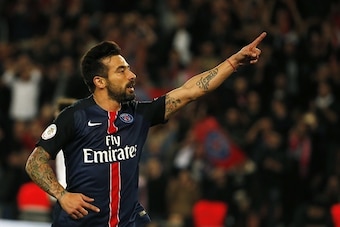 Paris Saint-Germain's Argentinian forward Ezequiel Lavezzi celebrates after scoring a goal during the French L1 football match between Paris Saint-Germain(PSG) and Toulouse (TFC) on November 7, 2015 at the Parc des Princes stadium, in Paris.  AFP PHOTO / 