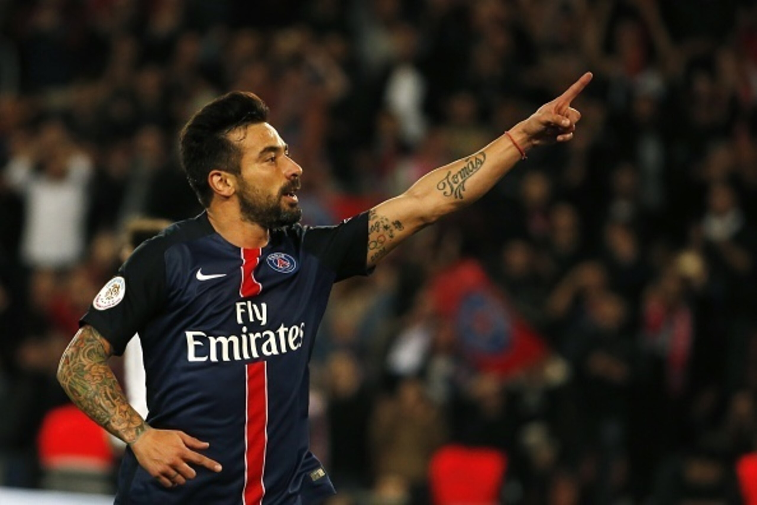 Paris Saint-Germain's Argentinian forward Ezequiel Lavezzi celebrates after scoring a goal during the French L1 football match between Paris Saint-Germain(PSG) and Toulouse (TFC) on November 7, 2015 at the Parc des Princes stadium, in Paris.  AFP PHOTO / 