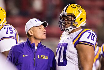 FAYETTEVILLE, AR - NOVEMBER 15:  Head Coach Les Miles talks with La'el Collins #70 of the LSU Tigers before a game against the Arkansas Razorbacks at Razorback Stadium on November 15, 2014 in Fayetteville, Arkansas.  The Razorbacks defeated the Tigers 17-