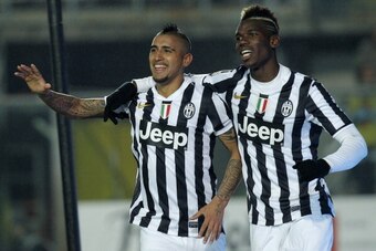 Juventus' midfielder Arturo Vidal (L) celebrates after scoring with Juventus Midfielder Paul Pogba during the Italian Serie A football match Atalanta Vs Juventus on December 22, 2013 in the Atleti Azzurri D'Italia stadium in Bergamo.  AFP PHOTO / MARCO BE