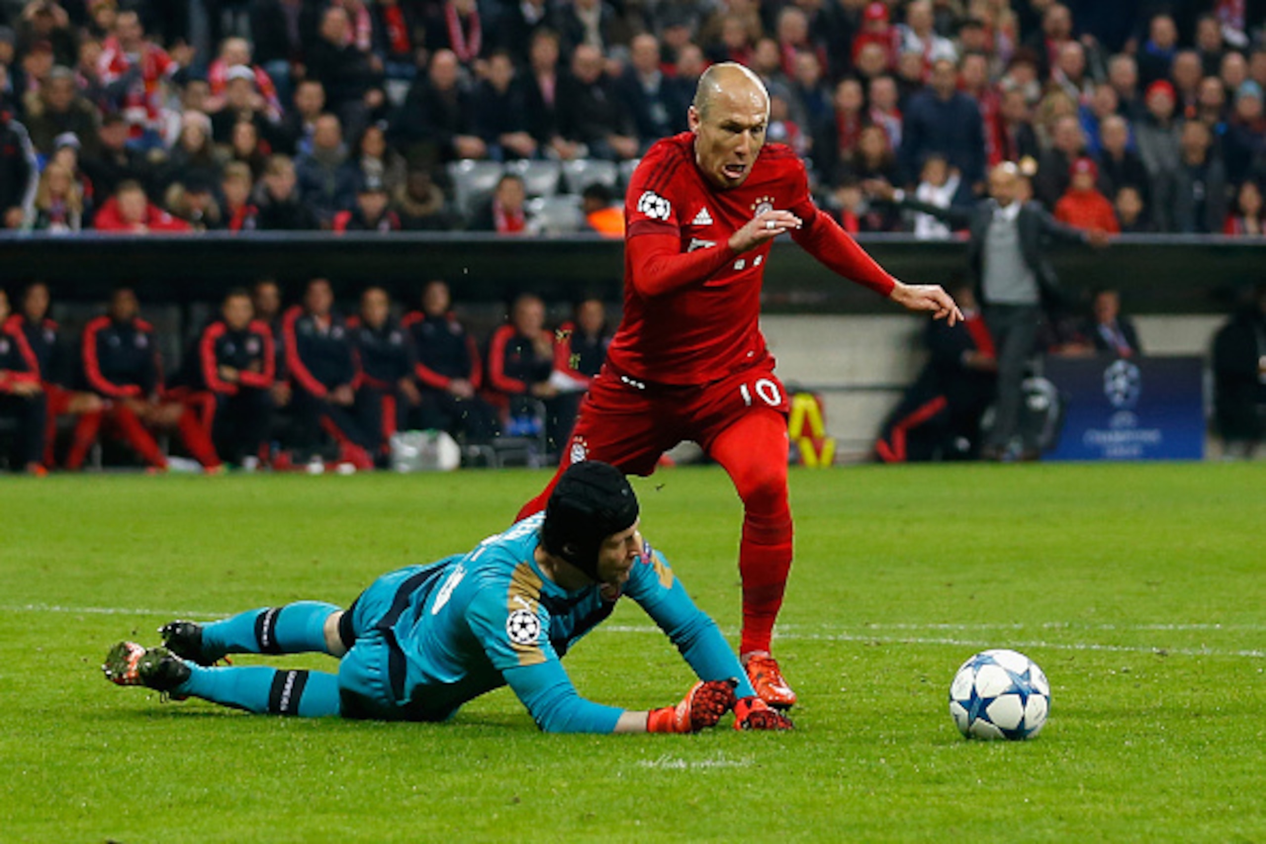 MUNICH, GERMANY - NOVEMBER 04:  Goalkeeper Petr Cech of Arsenal challenges Arjen Robben of Bayern Muenchen during the UEFA Champions League Group F match between FC Bayern Muenchen and Arsenal FC at Allianz Arena on November 4, 2015 in Munich, Germany.  (
