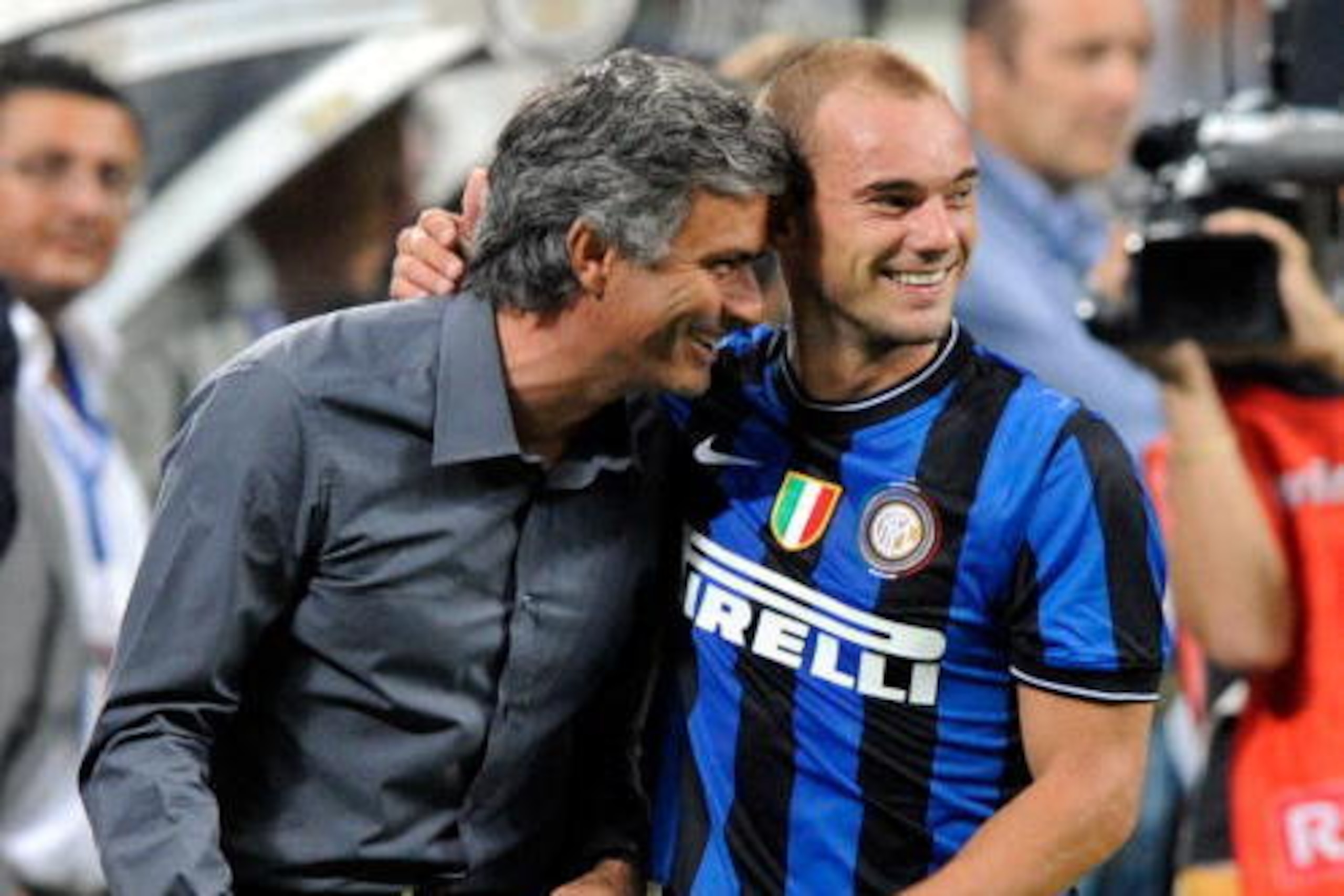 MILAN, ITALY - AUGUST 29: Coach Jose Mourinho and Wesley Sneijder of Inter FC celebrate during the Serie A match between AC Milan and Inter Milan at Stadio Giuseppe Meazza on August 29, 2009 in Milan, Italy. (Photo by Claudio Villa/Getty Images) MILAN, ITALY - AUGUST 29: Coach Jose Mourinho and Wesley Sneijder of Inter FC celebrate during the Serie A match between AC Milan and Inter Milan at Stadio Giuseppe Meazza on August 29, 2009 in Milan, Italy. (Photo by Claudio Villa/Getty Images)