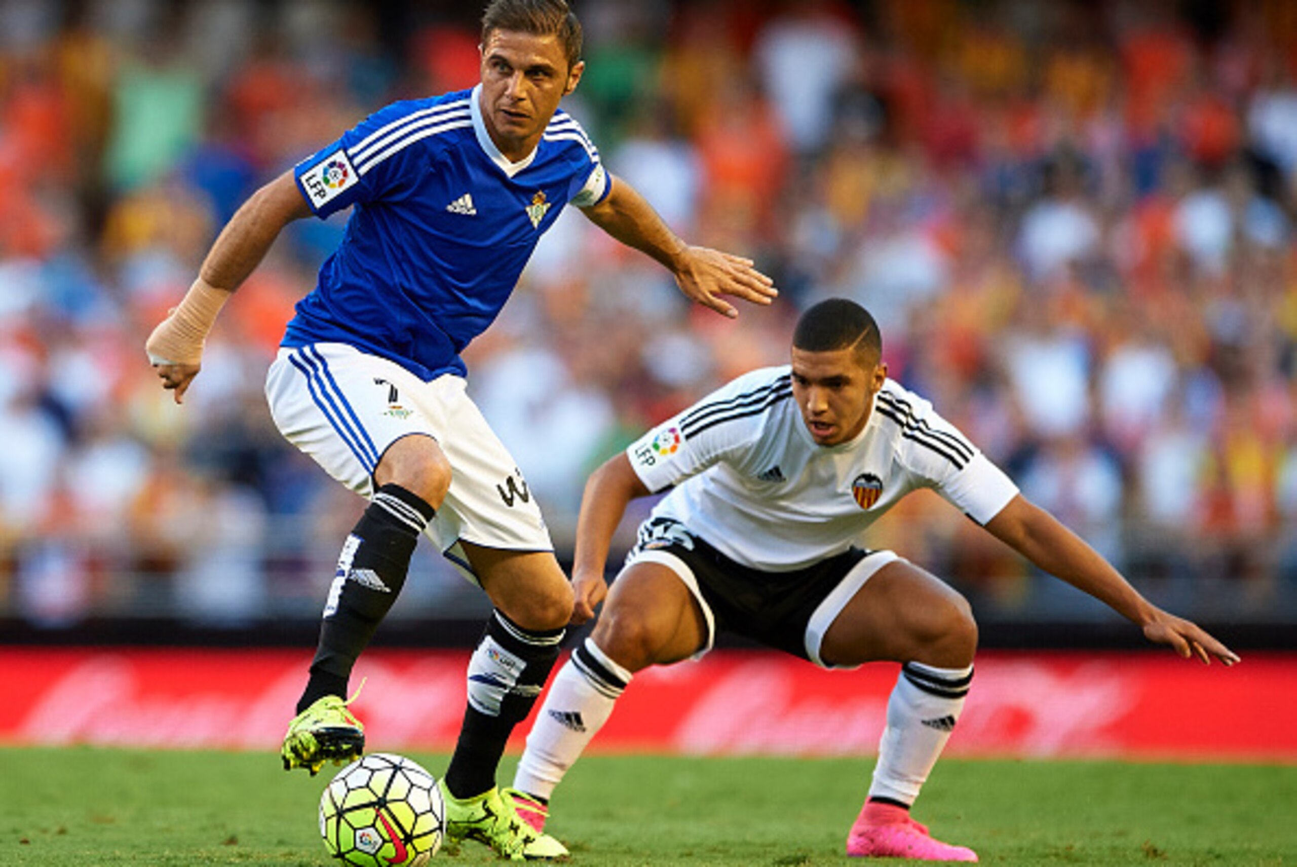 VALENCIA, SPAIN - SEPTEMBER 19:  Zakaria Bakkali (R) of Valencia competes for the ball with Joaquin of Betis during the La Liga match between Valencia CF and Real Betis Balompie at Estadi de Mestalla on September 19, 2015 in Valencia, Spain.  (Photo by Ma