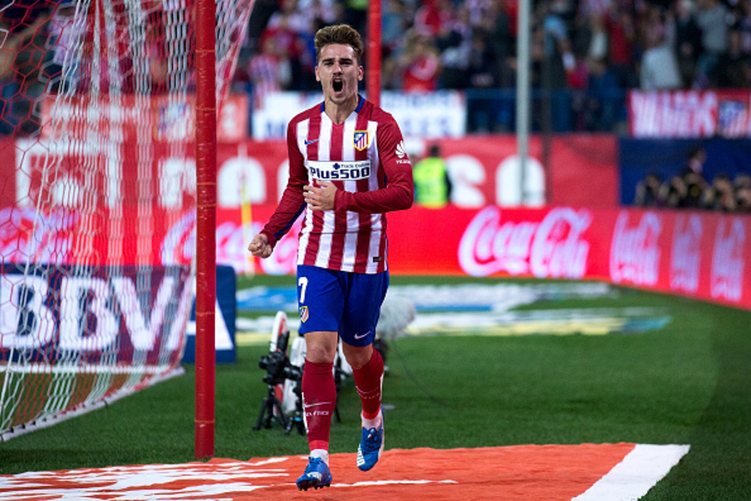 MADRID, SPAIN - NOVEMBER 08:  Antoine Griezmann of Atletico de Madrid celebrates scoring their opening goal during the La Liga mathc bewteen Club Atletico de Madrid and Real Sporting de Gijon at Vicente Calderon Stadium on November 8, 2015 in Madrid, Spai
