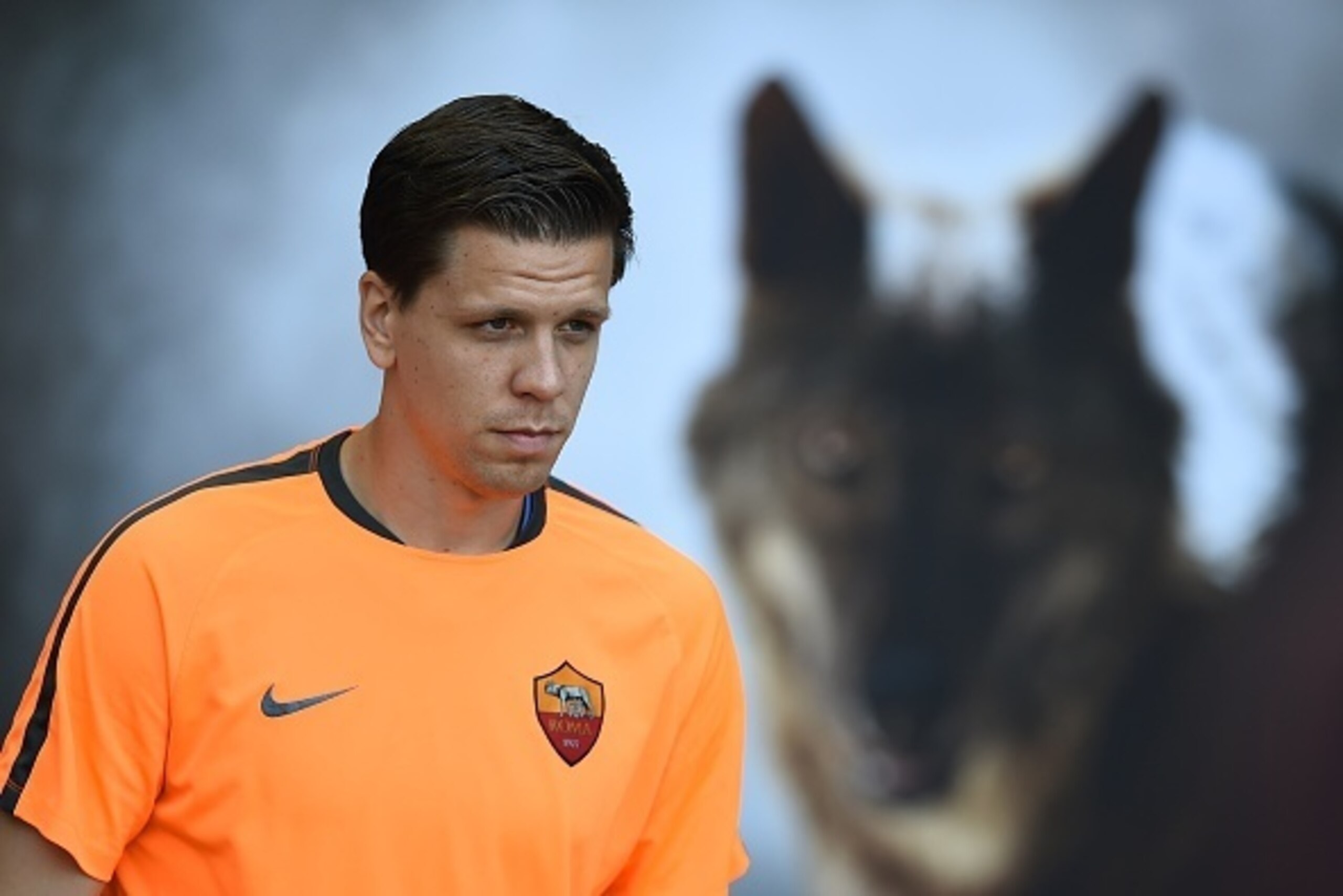 Roma's goalkeeper from Poland Wojciech Szczesny arrives for the Italian Serie A football match AS Roma vs Juventus on August 30, 2015 at the Olympic stadium in Rome.      AFP PHOTO / FILIPPO MONTEFORTE        (Photo credit should read FILIPPO MONTEFORTE/A