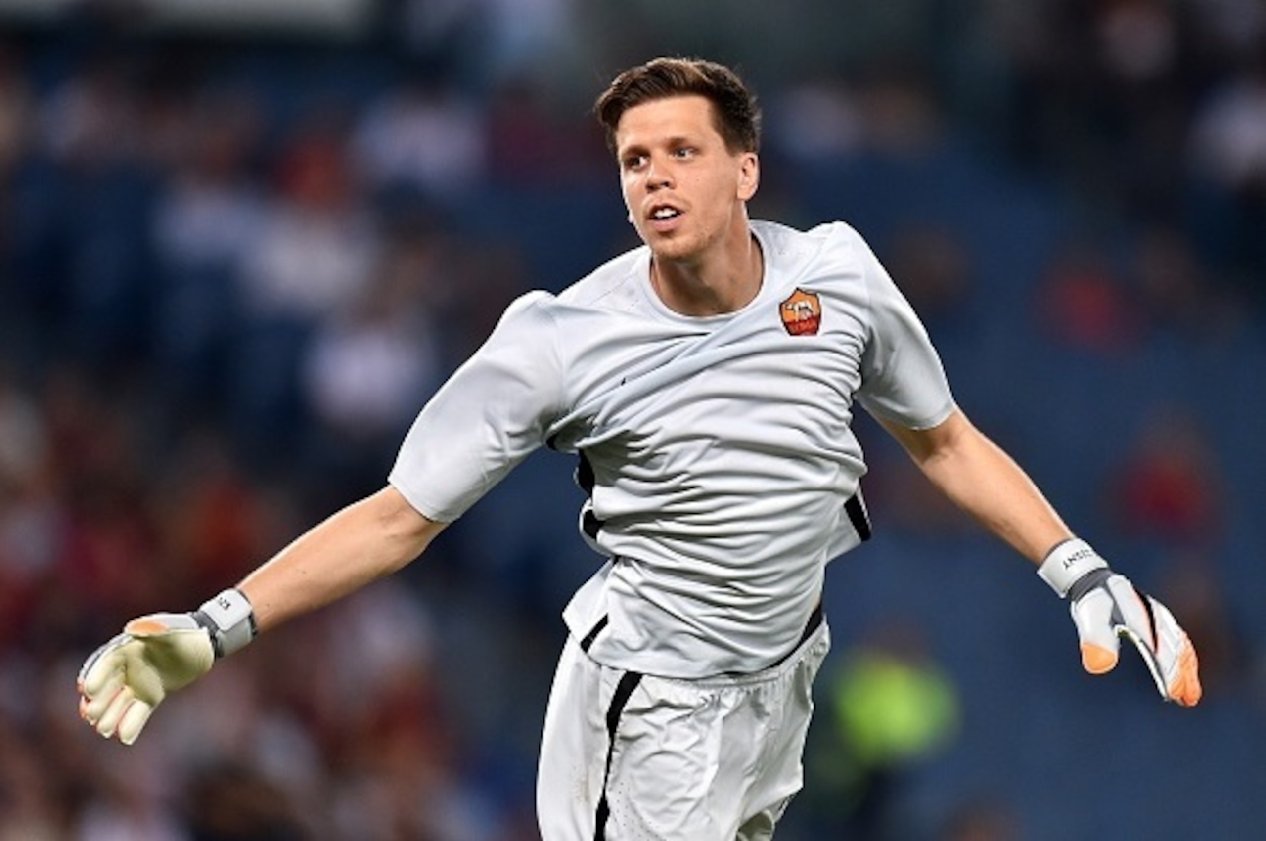 AS Roma's Polish goalkeeper Wojciech Szczesny gestures during a friendly football match between AS Roma and Sevilla on August 14, 2015 at the Olympic Stadium in Rome. AFP PHOTO / ALBERTO PIZZOLI        (Photo credit should read ALBERTO PIZZOLI/AFP/Getty I