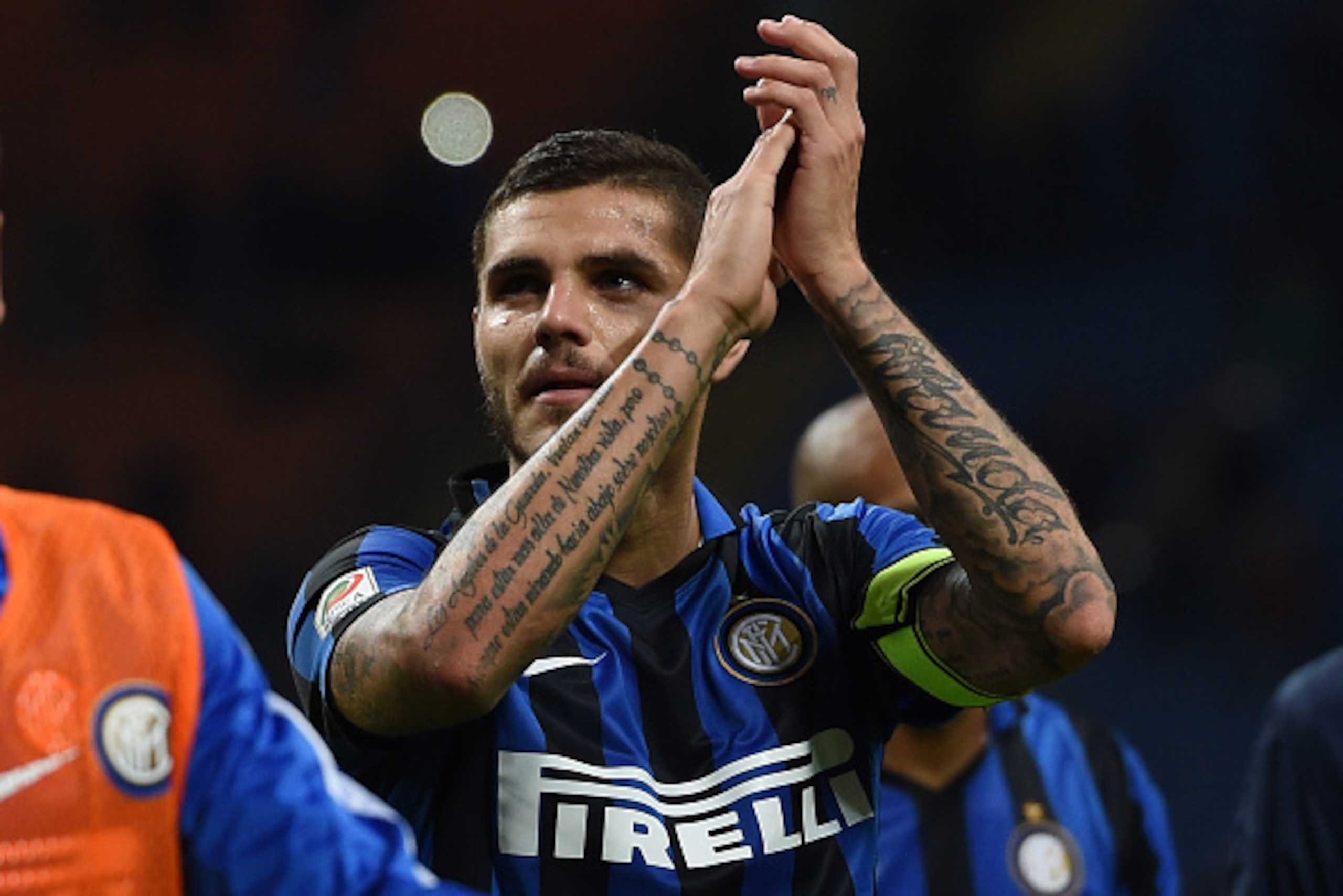 MILAN, ITALY - SEPTEMBER 23:  Mauro Icardi of Internazionale Milano celebrates after winning the Serie A match between FC Internazionale Milano and Hellas Verona FC at Stadio Giuseppe Meazza on September 23, 2015 in Milan, Italy.  (Photo by Tullio M. Pugl