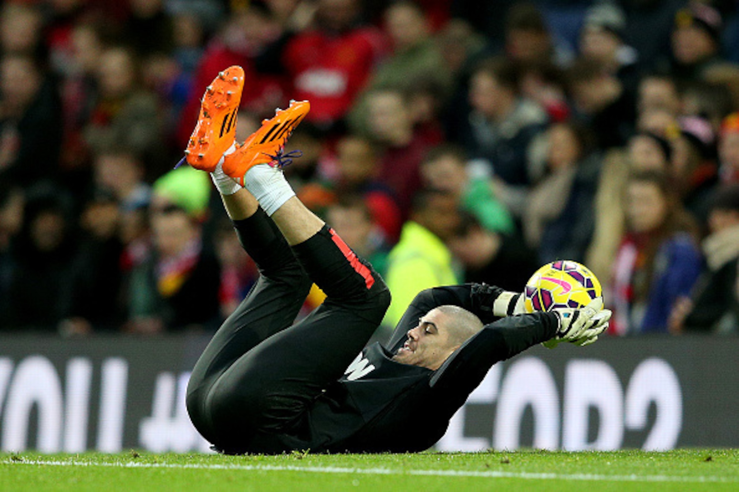 MANCHESTER, ENGLAND - JANUARY 11:  Victor Valdes of Manchester United takes part in the warm-up before the Barclays Premier League match between Manchester United and Southampton at Old Trafford on January 11, 2015 in Manchester, England.  (Photo by Clive
