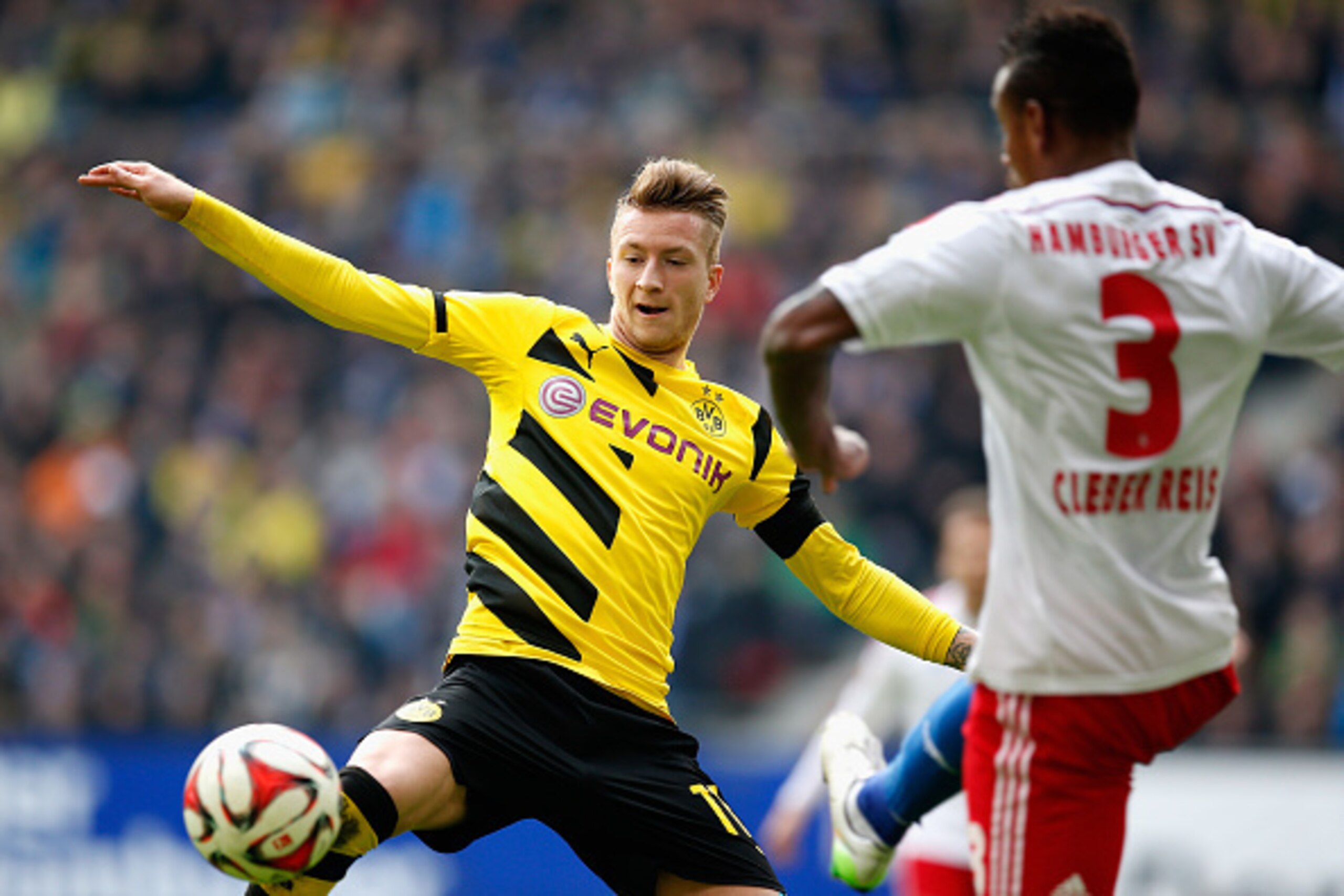 HAMBURG, GERMANY - MARCH 07:  Marco Reus (L) of Dortmund controls the ball during the First Bundesliga match between Hamburger SV and Borussia Dortmund at Imtech Arena on March 7, 2015 in Hamburg, Germany.  (Photo by Boris Streubel/Getty Images)