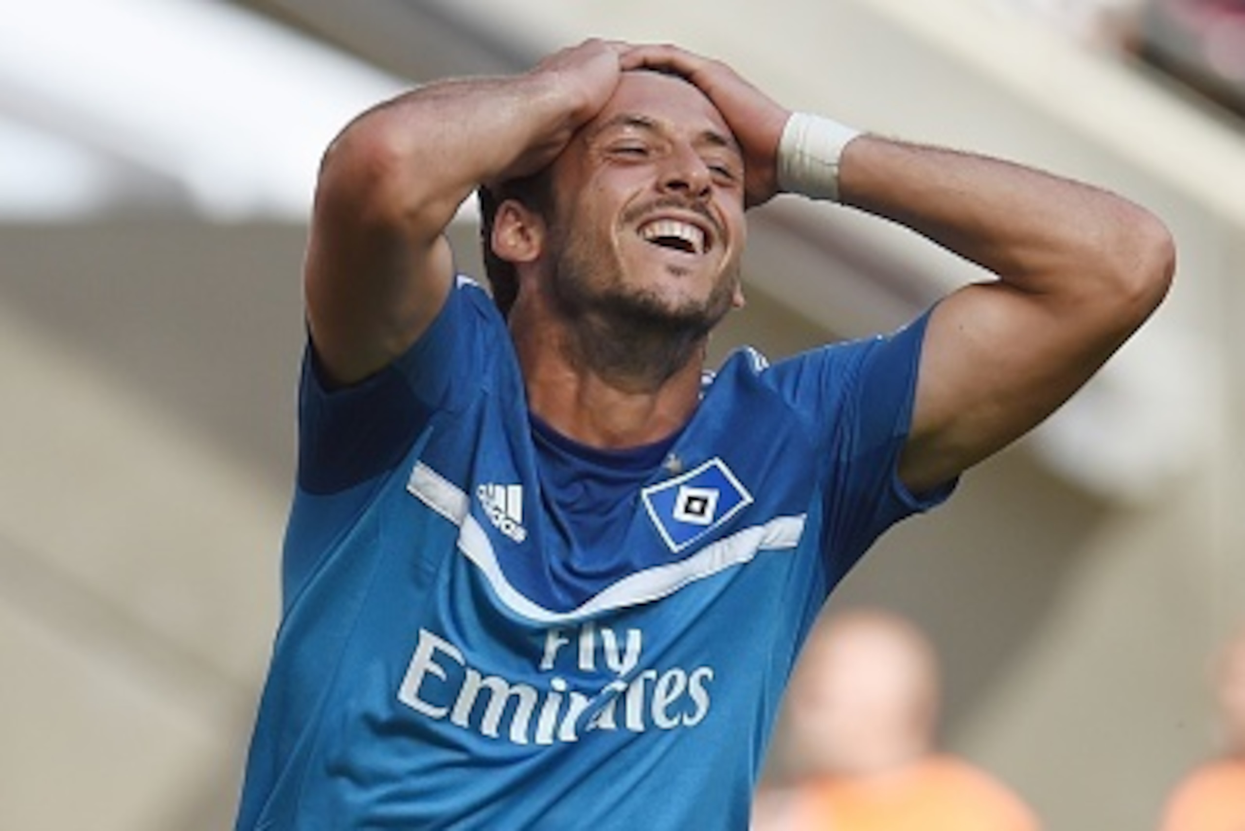 Hamburg's Serbian midfielder Gojko Kacar reacts during the German first division Bundesliga football match 1FC Cologne vs Hamburger SV in Cologne, western Germany, on August 29, 2015. Cologne wins 2-1. AFP PHOTO / PATRIK STOLLARZ

RESTRICTIONS: DURING MAT