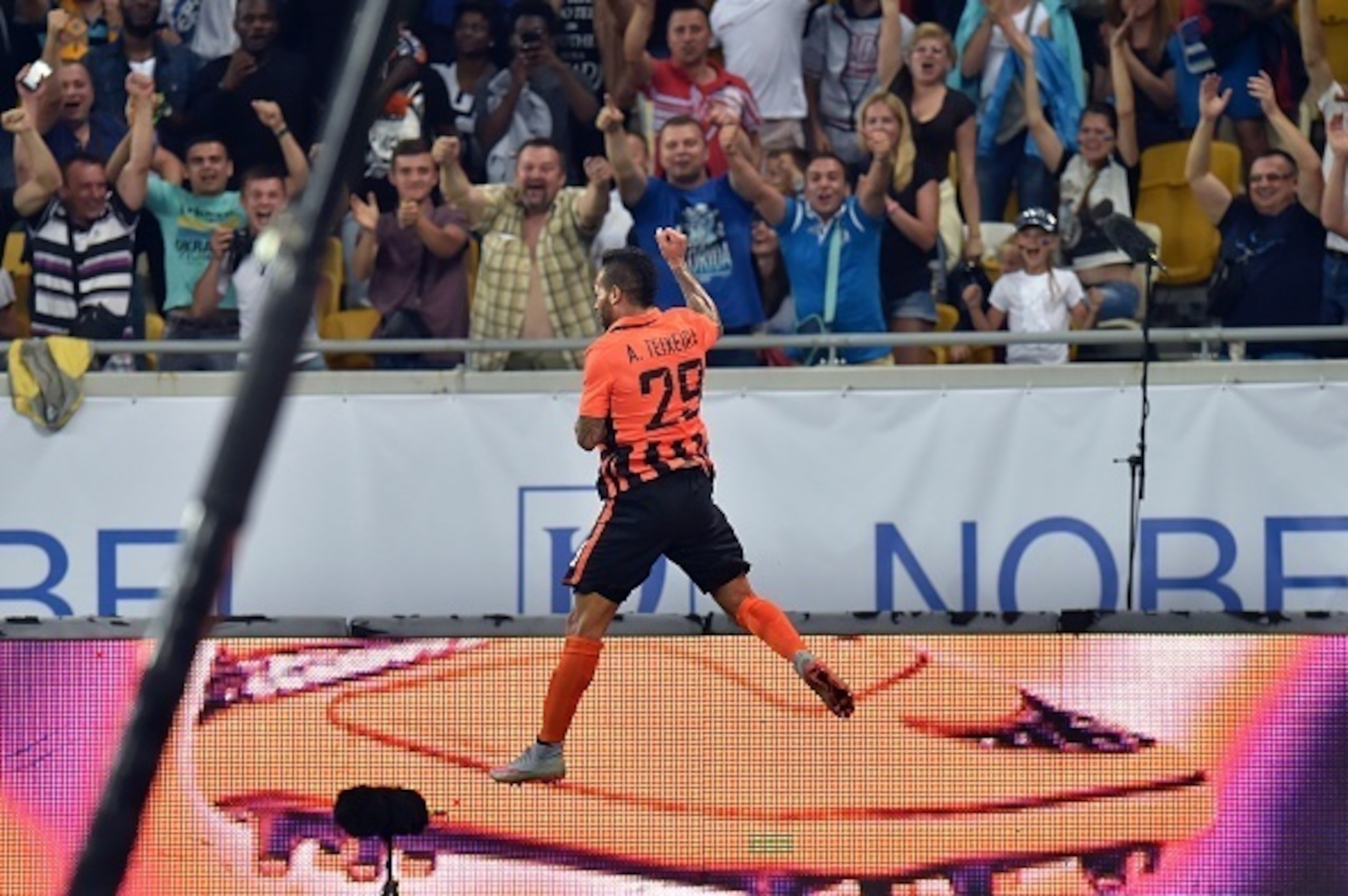 Shakhtar's Teixeira Alex Teixeira  celebrates after scoring a goal  during the UEFA Champions League third qualifying round football match between FC Shakhtar Donetsk and Fenerbahce SC in Lviv on August 5, 2015. AFP PHOTO / SERGEI SUPINSKY        (Photo c