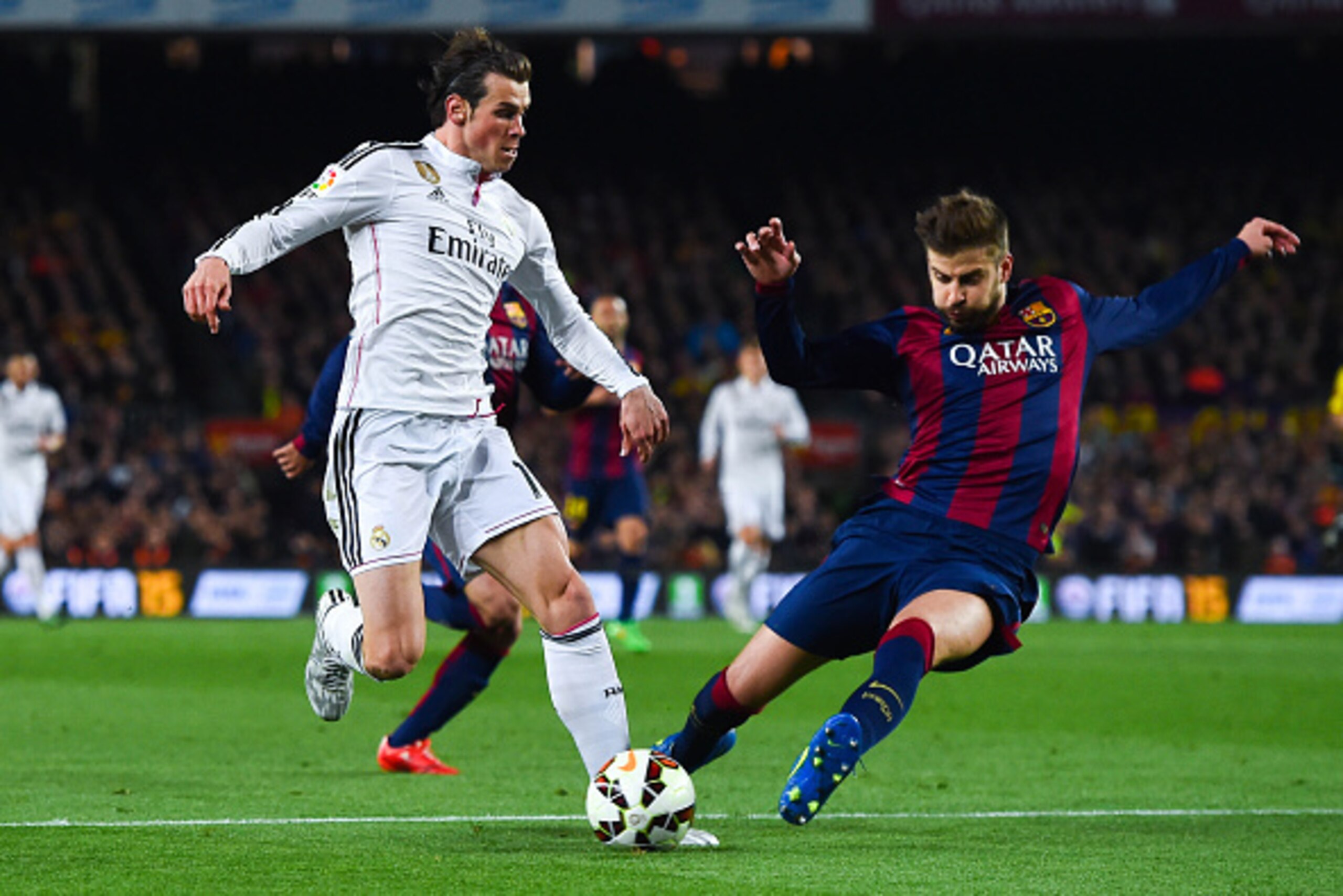 BARCELONA, SPAIN - MARCH 22:  Gareth Bale of Real Madrid CF competes for the ball with Gerard Pique of FC Barcelona during the La Liga match Between FC Barcelona and Real Madrid CF at Camp Nou on March 22, 2015 in Barcelona, Spain.  (Photo by David Ramos/