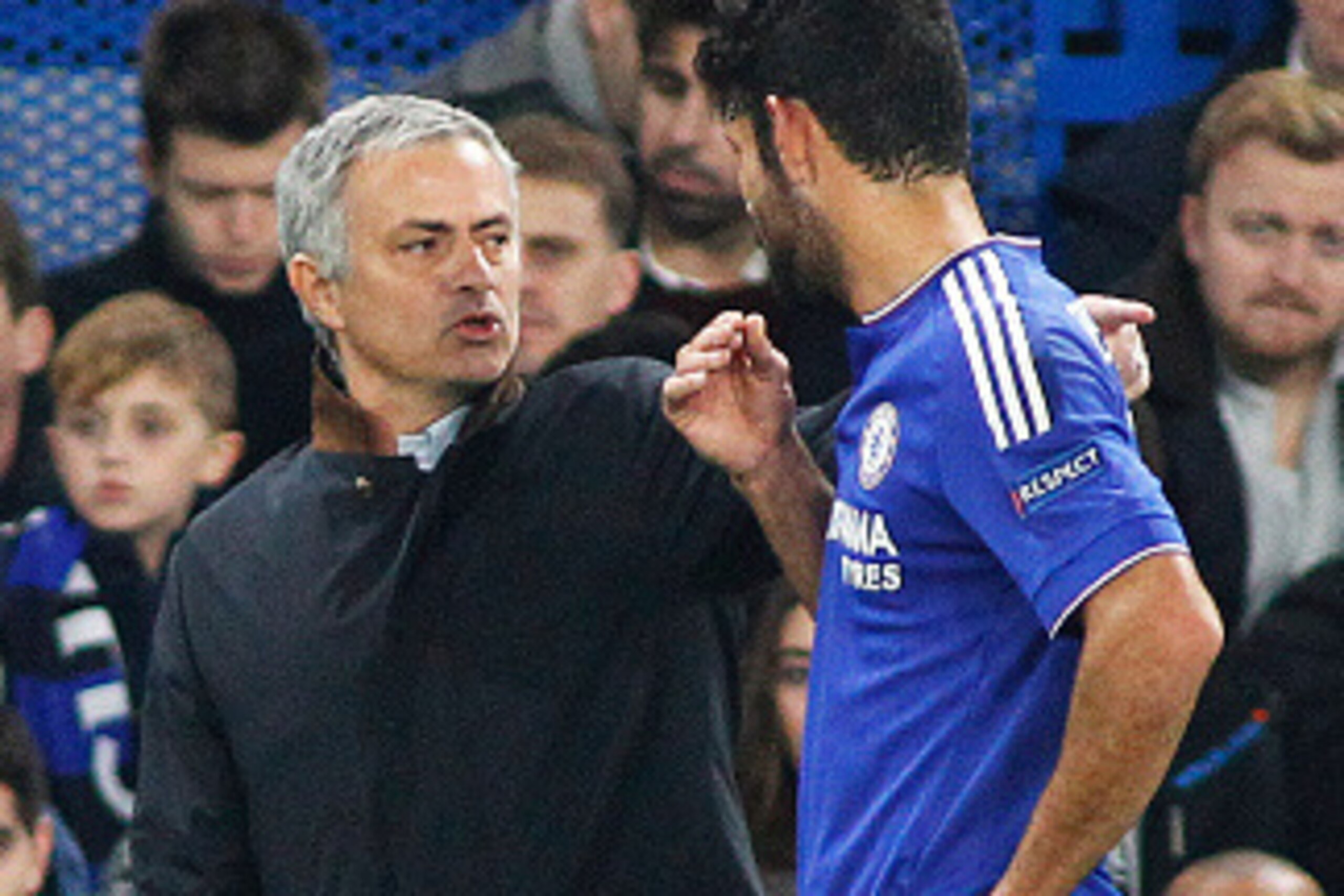 LONDON, ENGLAND - NOVEMBER 04: Manager Jose Mourinho of Chelsea issues instructions to Diego Costa of Chelsea during the Champions League match between Chelsea and Dynamo Kyiv at Stamford Bridge on November 04, 2015 in London, United Kingdom. (Photo by M LONDON, ENGLAND - NOVEMBER 04: Manager Jose Mourinho of Chelsea issues instructions to Diego Costa of Chelsea during the Champions League match between Chelsea and Dynamo Kyiv at Stamford Bridge on November 04, 2015 in London, United Kingdom. (Photo by M