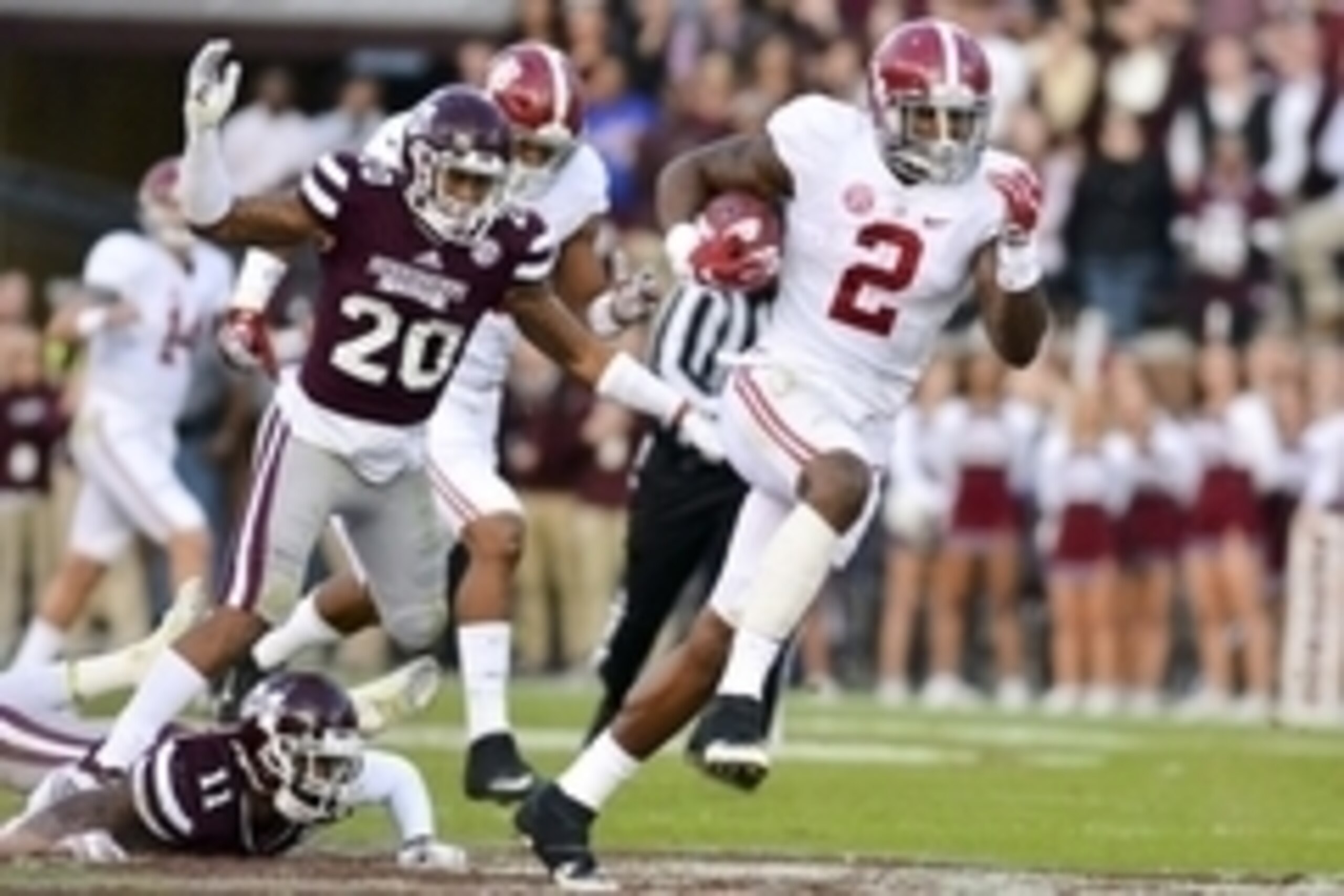 Nov 14, 2015; Starkville, MS, USA; Alabama Crimson Tide running back Derrick Henry (2) runs the ball during a play that would result in a touchdown during the second quarter of the game against the Mississippi State Bulldogs at Davis Wade Stadium. Mandato