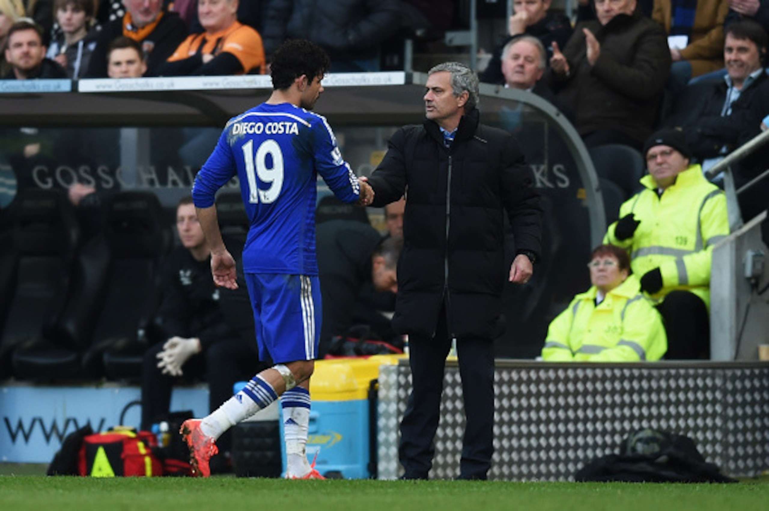 HULL, ENGLAND - MARCH 22:  Diego Costa of Chelsea shakes hands with Jose Mourinho manager of Chelsea as he is substituted during the Barclays Premier League match between Hull City and Chelsea at KC Stadium on March 22, 2015 in Hull, England.  (Photo by M