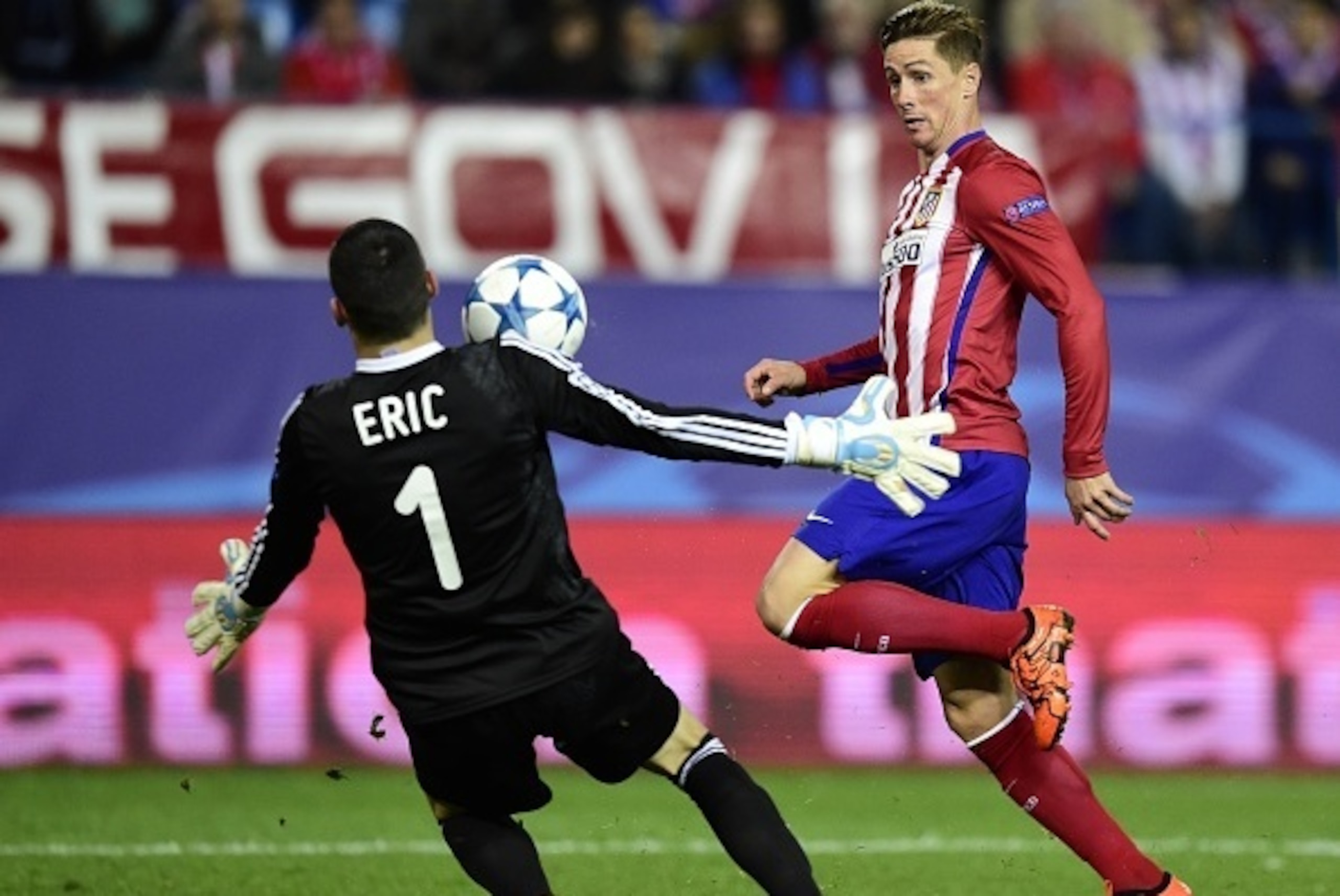 Atletico Madrid's forward Fernando Torres (R) vies with Astana's Serbian goalkeeper Nenad Erich during the UEFA Champions League group C football match Club Atletico de Madrid vs FC Astana at the Vicente Calderon stadium in Madrid on October 21, 2015.   A