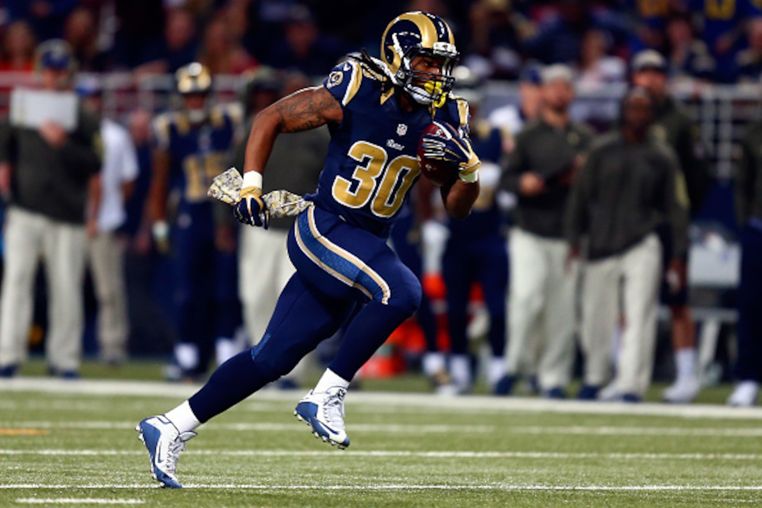 ST. LOUIS, MO - NOVEMBER 15: Todd Gurley #30 of the St. Louis Rams carries the ball in the first quarter against the Chicago Bears at the Edward Jones Dome on November 15, 2015 in St. Louis, Missouri. (Photo by Dilip Vishwanat/Getty Images)