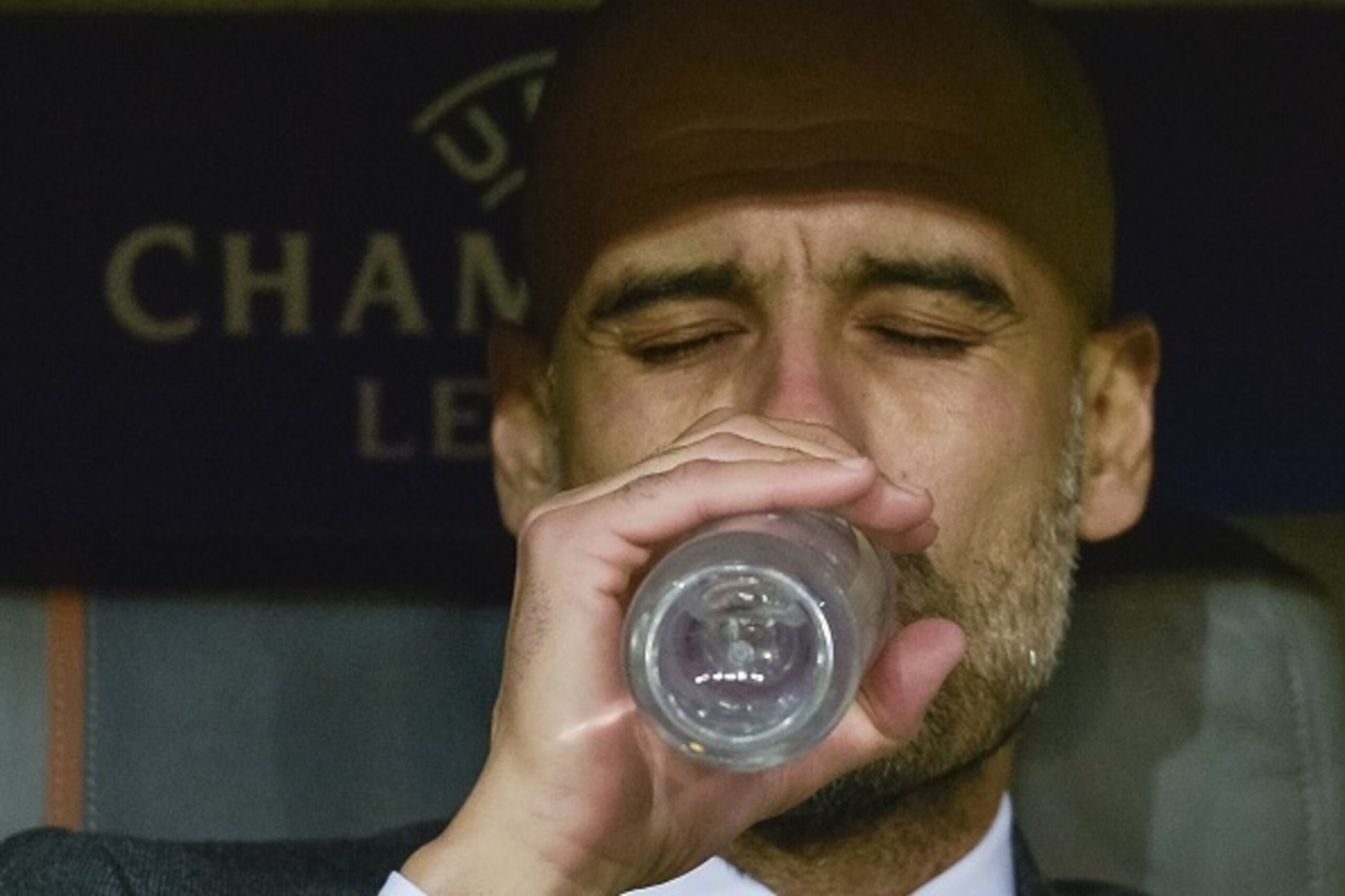 Bayern Munich's Spanish head coach Josep Guardiola drinks water prior to the UEFA Champions League Group F second-leg football match between FC Bayern Munich and Arsenal FC in Munich, southern Germany, on November 4, 2015.  AFP PHOTO / GUENTER SCHIFFMANN 