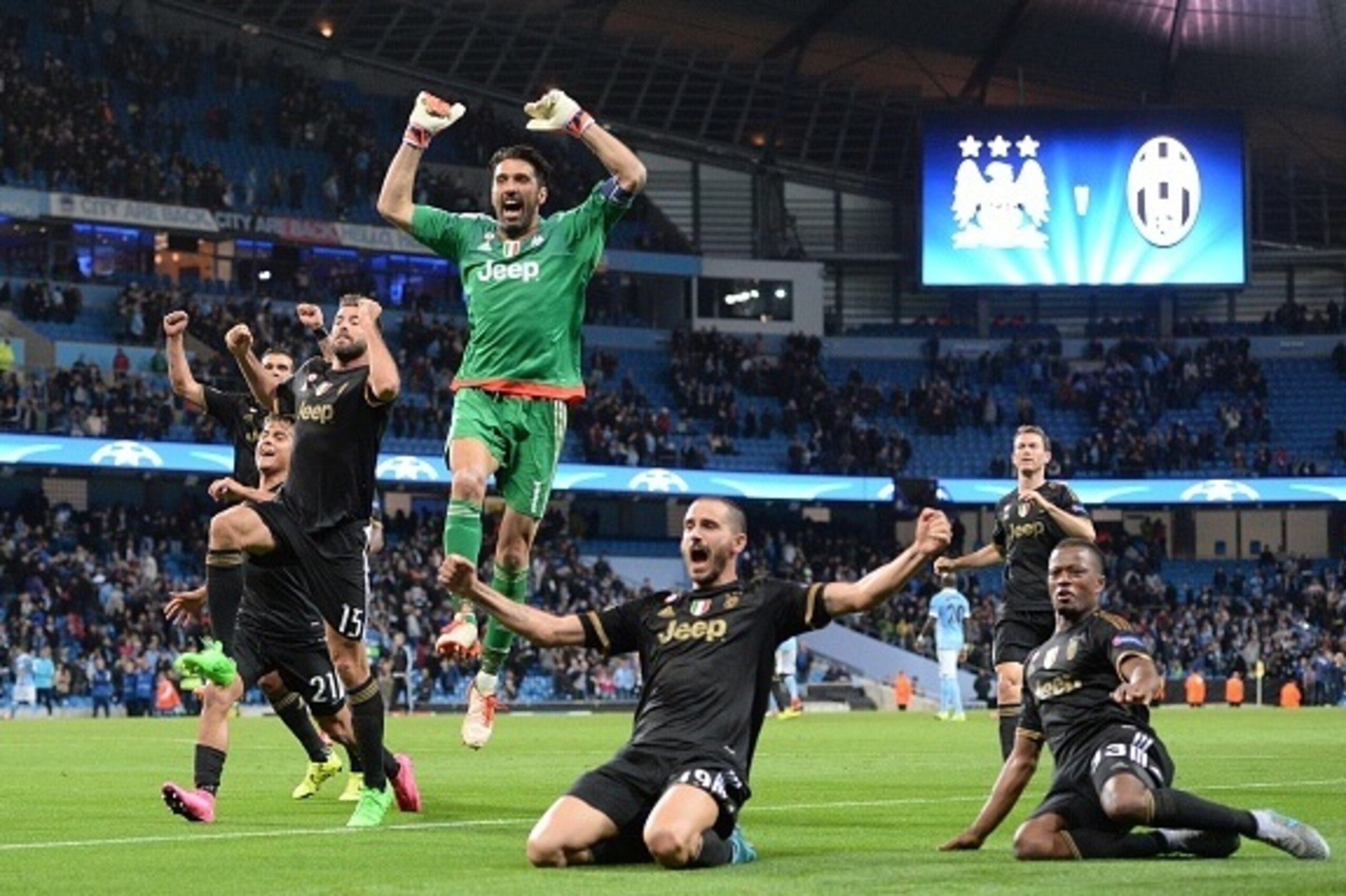 Juventus' goalkeeper from Italy Gianluigi Buffon (C) celebrates with teammates after wining a UEFA Champions League group stage football match between Manchester City and Juventus at the Etihad stadium in Manchester, north-west England on September 15, 20