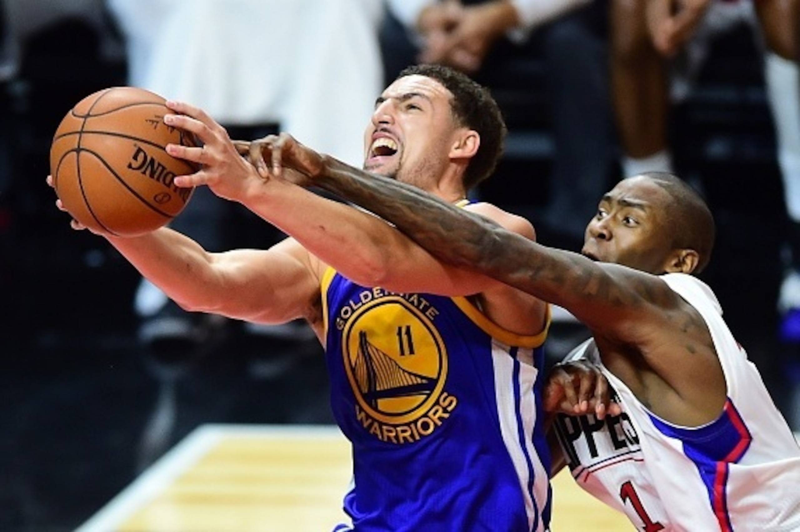 Klay Thompson of the Golden State Warriors goes to the basket under pressure from Jamaal Crawford of the Los Angeles Clippers during their NBA game in Los Angeles, California on November 19, 2015 where the Warriors defeated the Clippers 124-117. AFP PHOTO