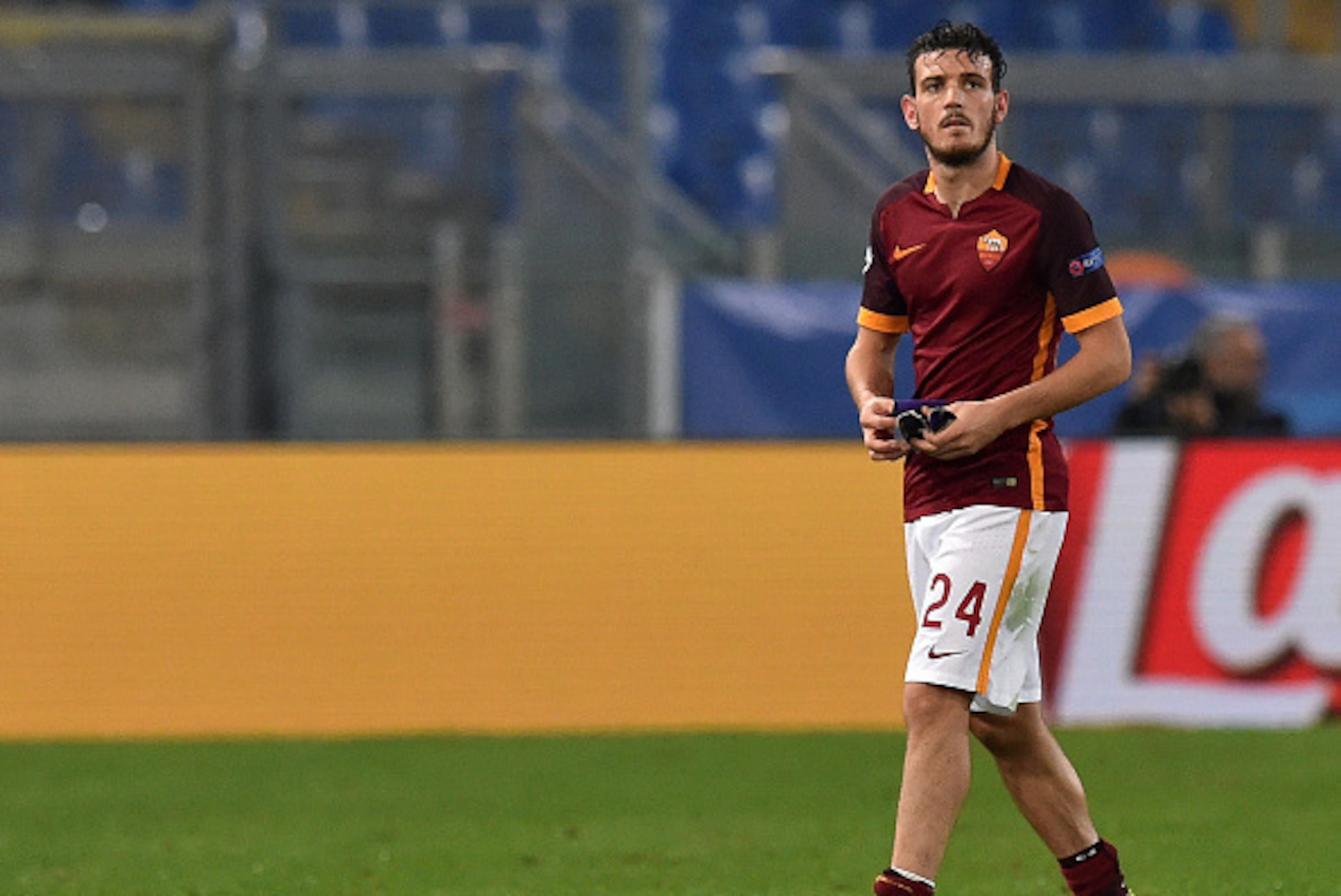 ROME, ITALY - NOVEMBER 04: Alessandro Florenzi of AS Roma leaves the pitch during the UEFA Champions League Group E match between AS Roma and Bayer 04 Leverkusen at Olimpico Stadium on November 4, 2015 in Rome, Italy. (Photo by Giuseppe Bellini/Getty Im ROME, ITALY - NOVEMBER 04: Alessandro Florenzi of AS Roma leaves the pitch during the UEFA Champions League Group E match between AS Roma and Bayer 04 Leverkusen at Olimpico Stadium on November 4, 2015 in Rome, Italy. (Photo by Giuseppe Bellini/Getty Im