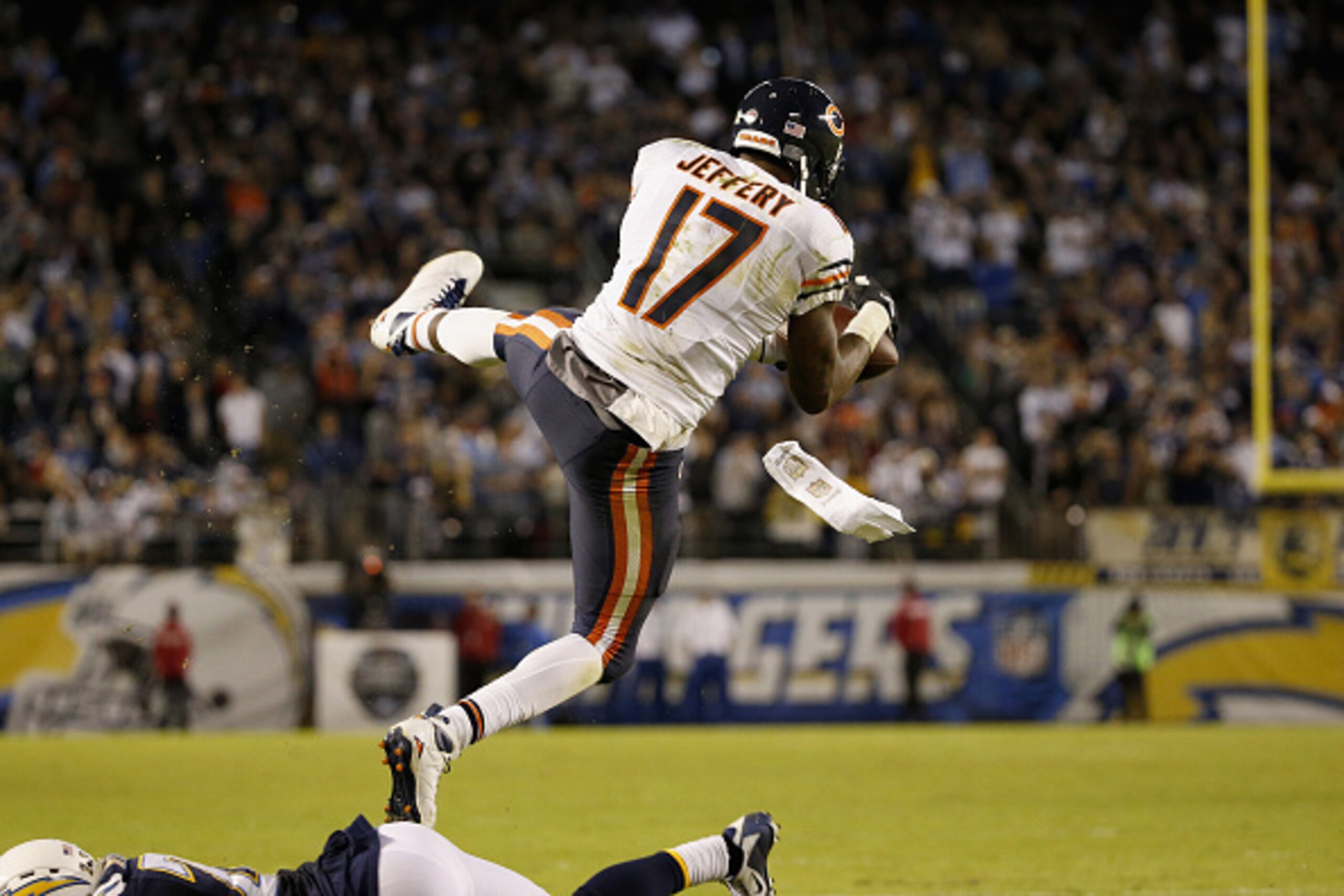 SAN DIEGO, CA - NOVEMBER 09:  Alshon Jeffery #17 of the Chicago Bears makes a reception against the San Diego Chargers defense at Qualcomm Stadium on November 9, 2015 in San Diego, California.  (Photo by Sean M. Haffey/Getty Images)