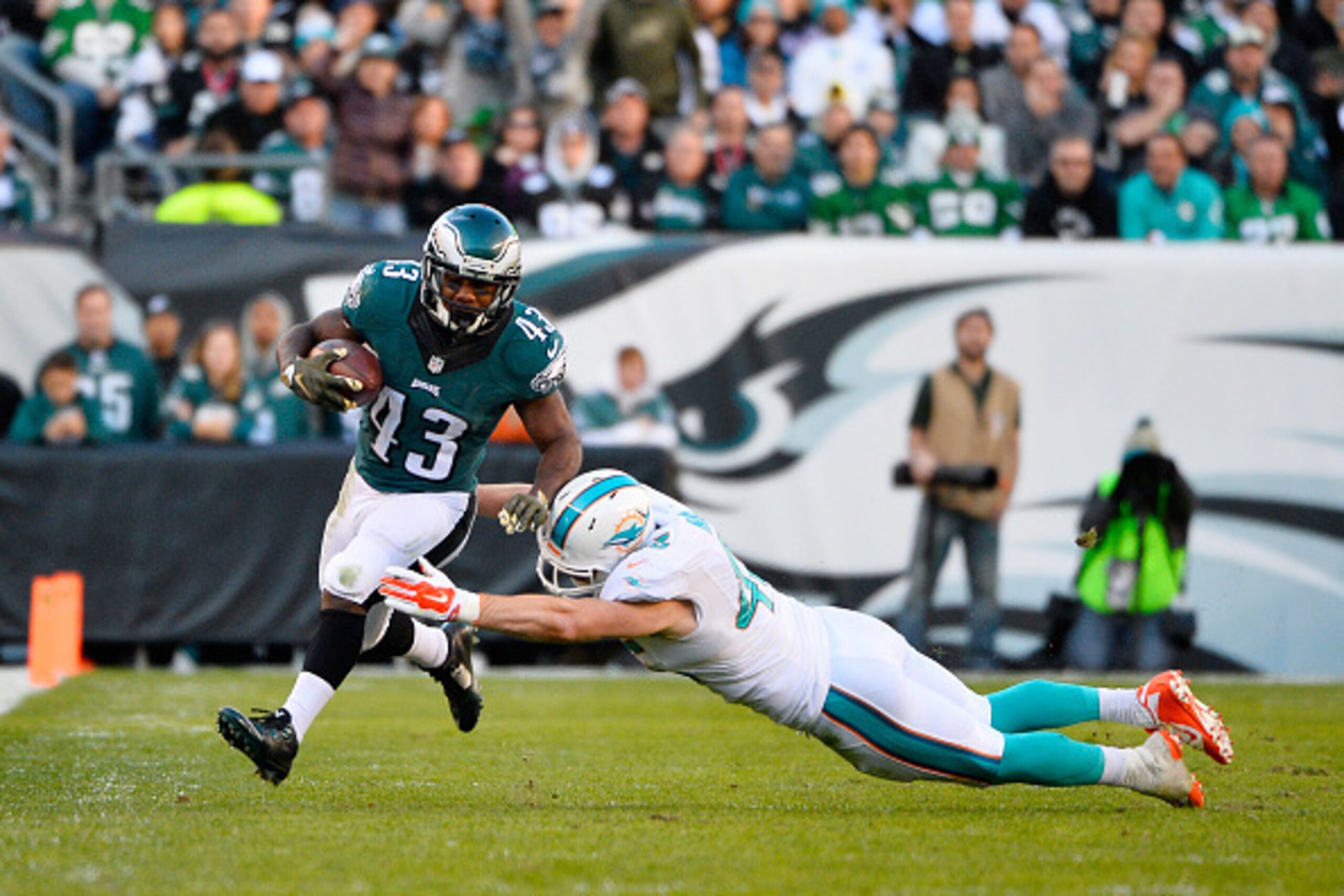 PHILADELPHIA, PA - NOVEMBER 15: Neville Hewitt #46 of the Miami Dolphins chases Darren Sproles #43 of the Philadelphia Eagles in the third quarter at Lincoln Financial Field on November 15, 2015 in Philadelphia, Pennsylvania.  (Photo by Alex Goodlett/Gett