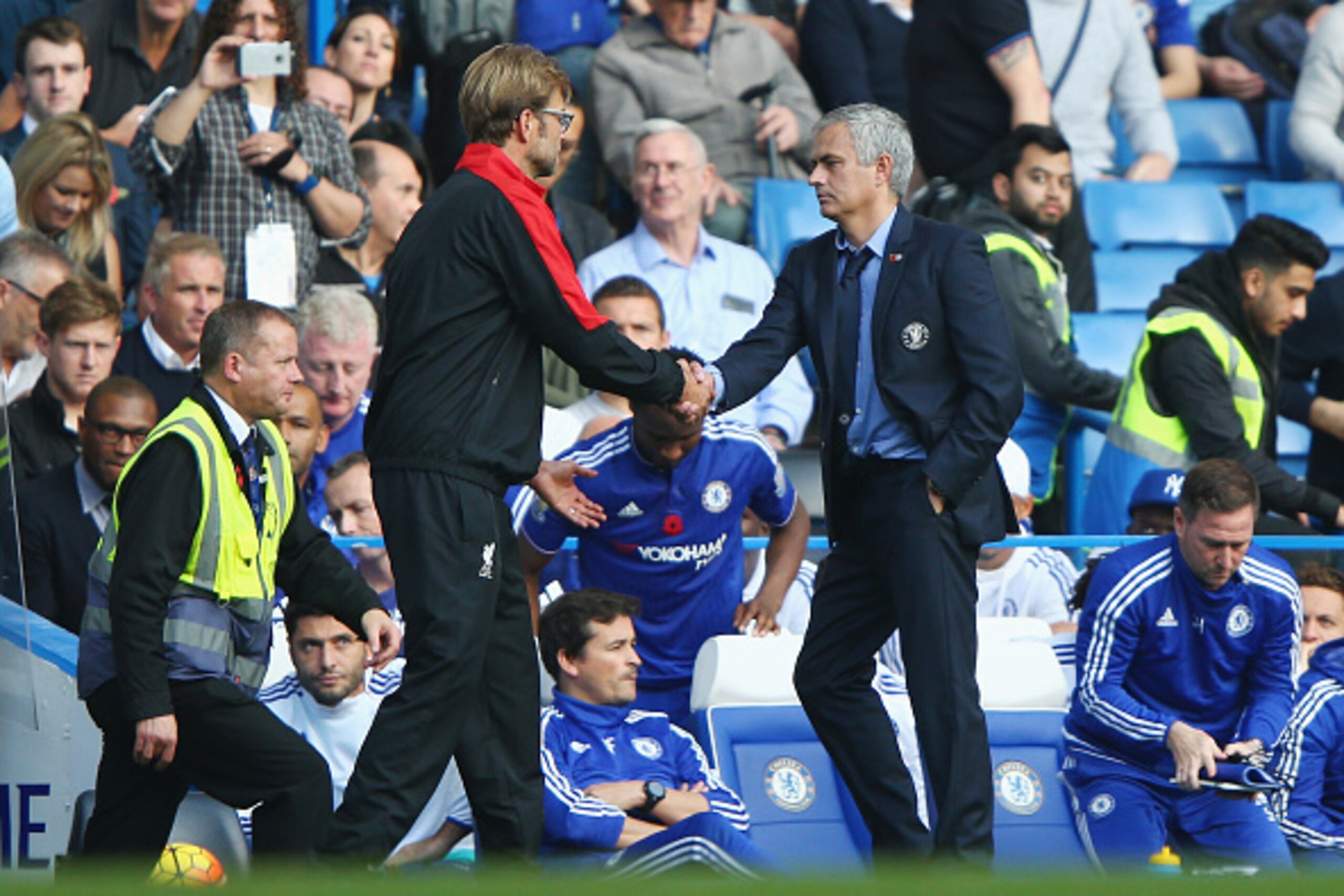 LONDON, ENGLAND - OCTOBER 31:  Jurgen Klopp, manager of Liverpool and Jose Mourinho Manager of Chelsea shake hands after the Barclays Premier League match between Chelsea and Liverpool at Stamford Bridge on October 31, 2015 in London, England.  (Photo by 