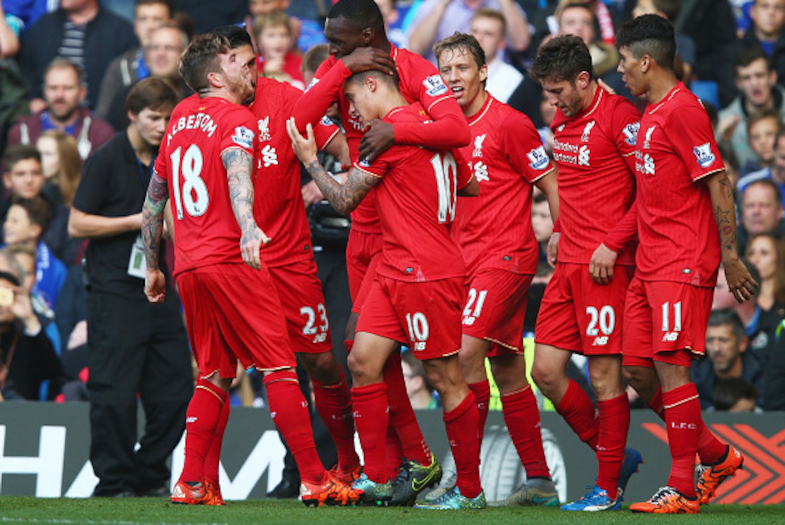 LONDON, ENGLAND - OCTOBER 31: Philippe Coutinho (C) of Liverpool celebrates scoring his team's second goal with his team mates during the Barclays Premier League match between Chelsea and Liverpool at Stamford Bridge on October 31, 2015 in London, England