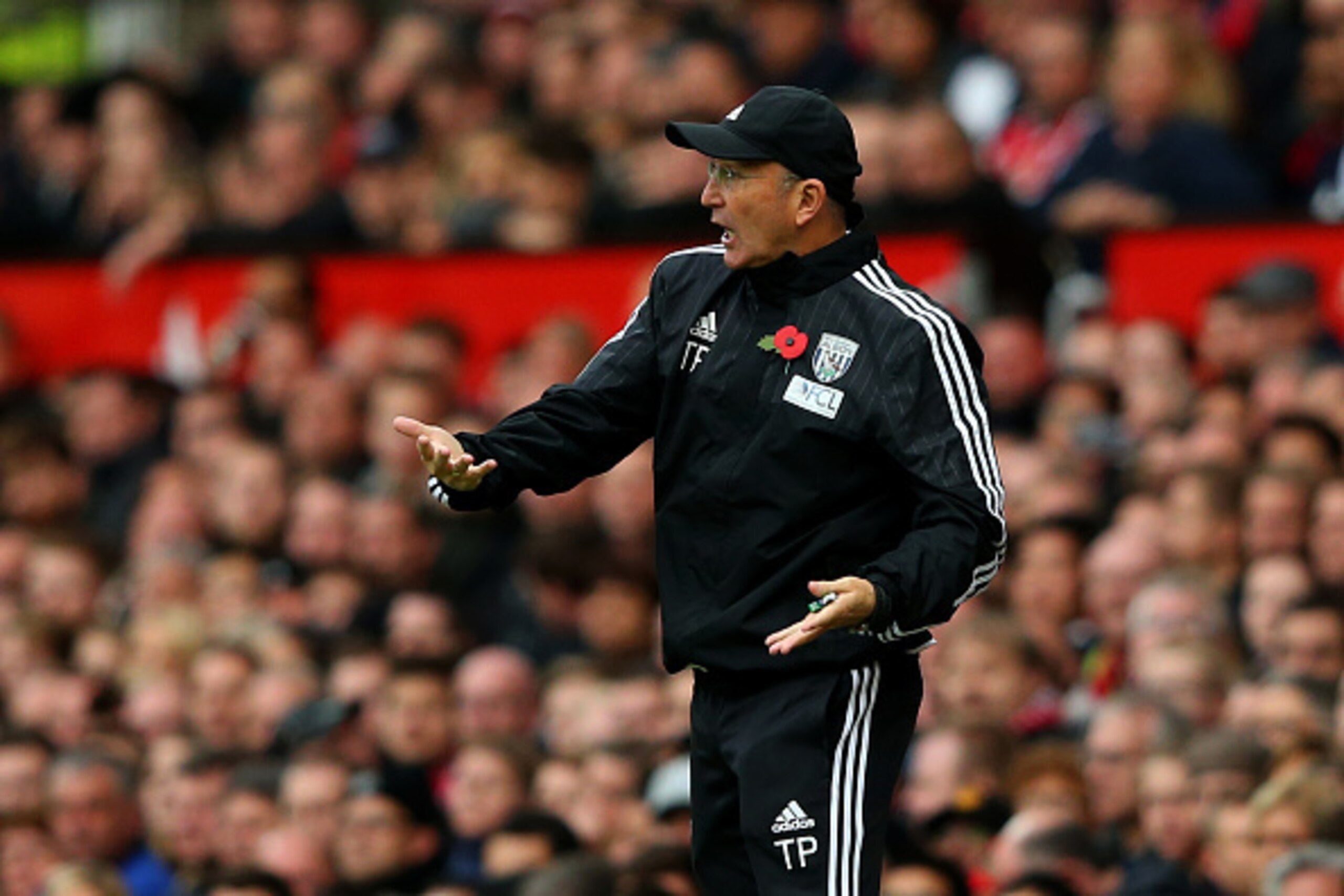 MANCHESTER, ENGLAND - NOVEMBER 07:  Tony Pulis manager of West Bromwich Albion gestures during the Barclays Premier League match between Manchester United and West Bromwich Albion at Old Trafford on November 7, 2015 in Manchester, England.  (Photo by Alex