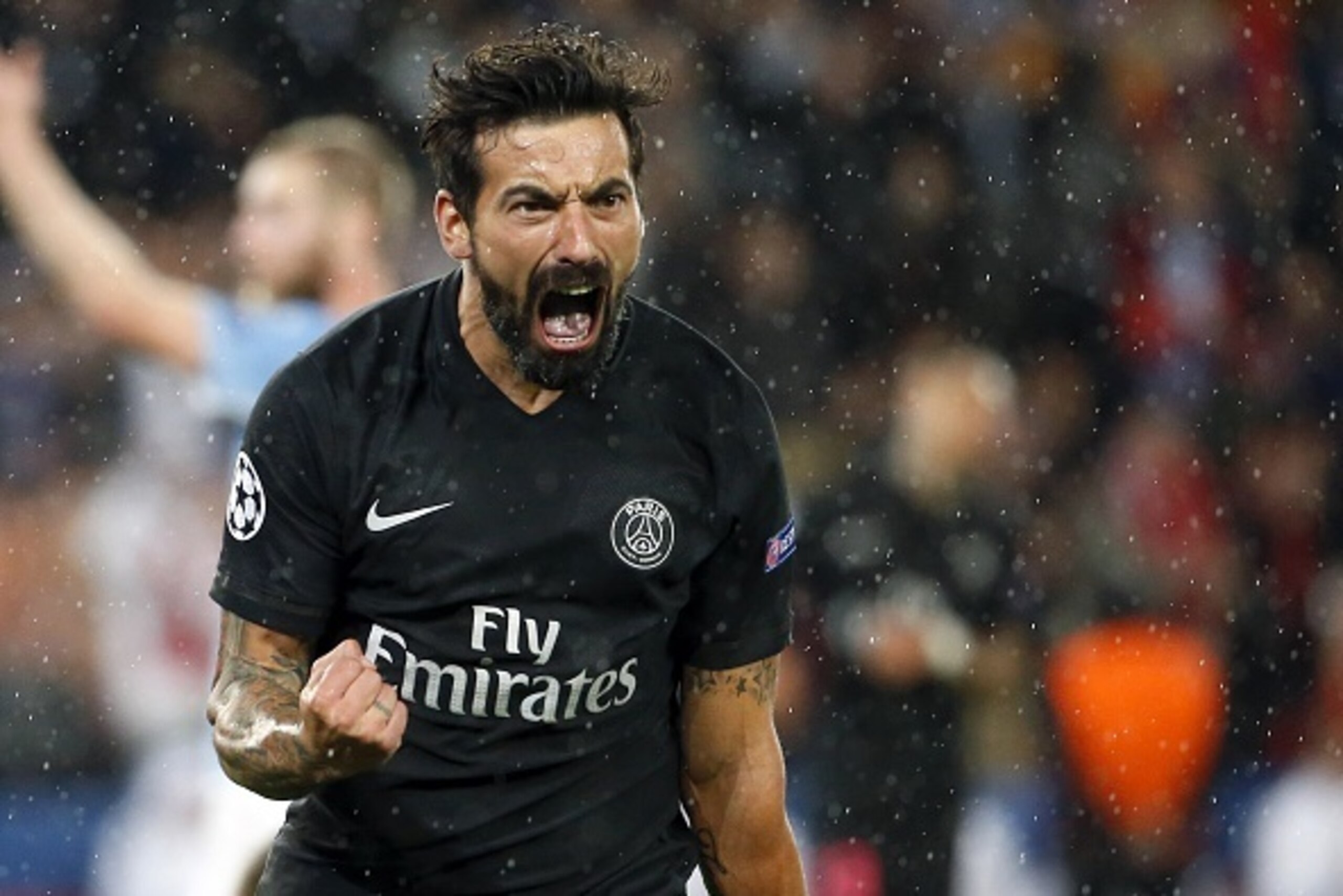 Paris Saint-Germain's Argentinian forward Ezequiel Lavezzi reacts during the UEFA Champions League group A football match between Paris Saint-Germain (PSG) and Malmo FF on September 15, 2015, at the Parc des Princes stadium, in Paris.  AFP PHOTO / THOMAS 