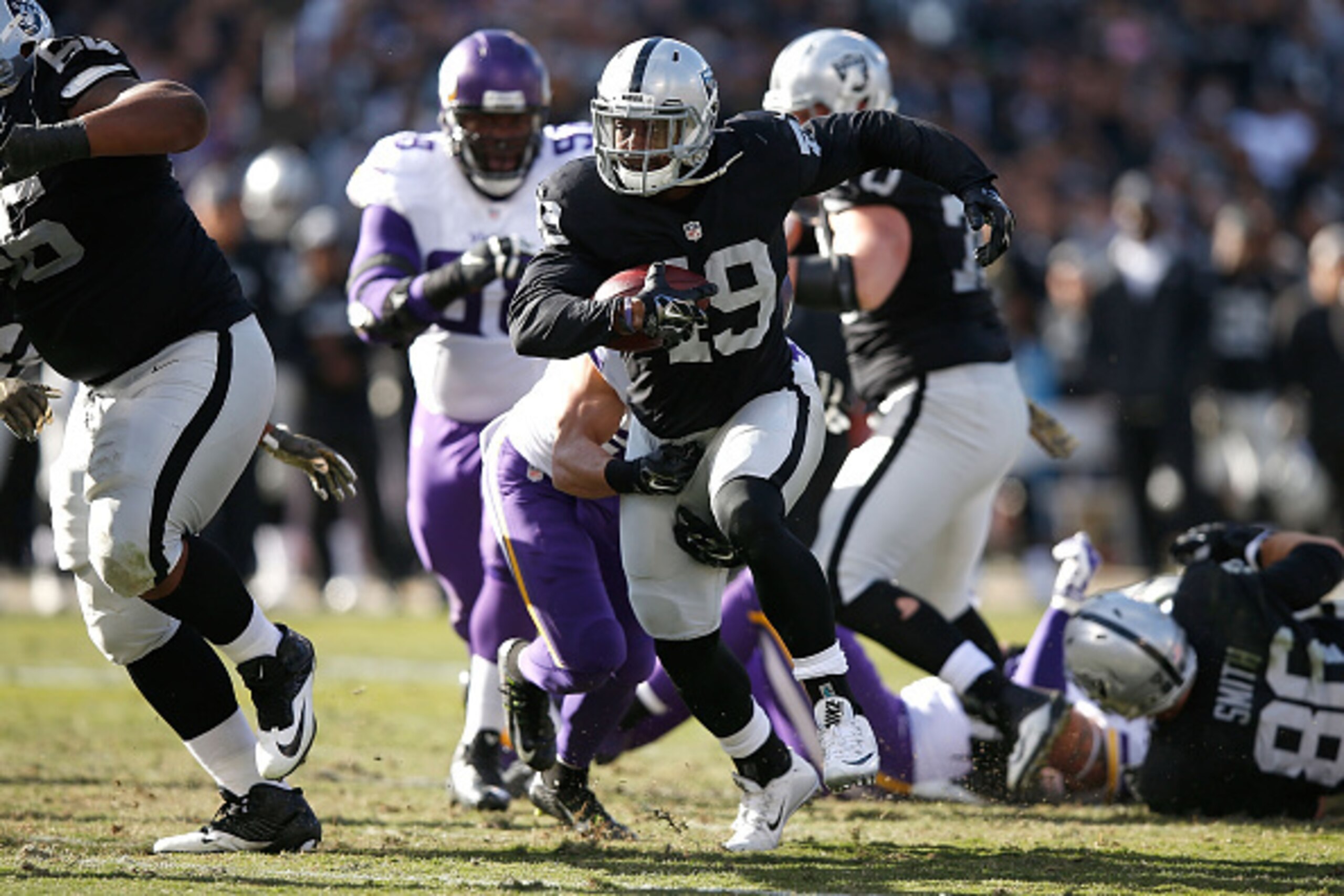OAKLAND, CA - NOVEMBER 15:  Running back Jamize Olawale #49 of the Oakland Raiders gains 10 yards against the Minnesota Vikings in the second quarterat O.co Coliseum on November 15, 2015 in Oakland, California.  (Photo by Ezra Shaw/Getty Images)