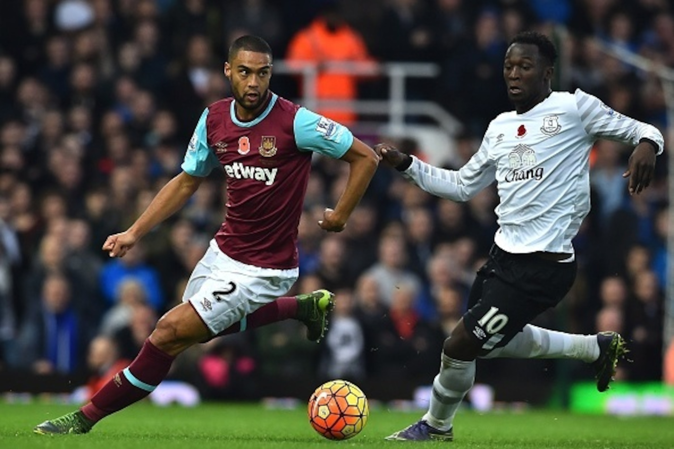 West Ham United's New Zealand defender Winston Reid (L) vies with Everton's Belgian striker Romelu Lukaku during the English Premier League football match between West Ham United and Everton at The Boleyn Ground in Upton Park, east London on November 7, 2 West Ham United's New Zealand defender Winston Reid (L) vies with Everton's Belgian striker Romelu Lukaku during the English Premier League football match between West Ham United and Everton at The Boleyn Ground in Upton Park, east London on November 7, 2
