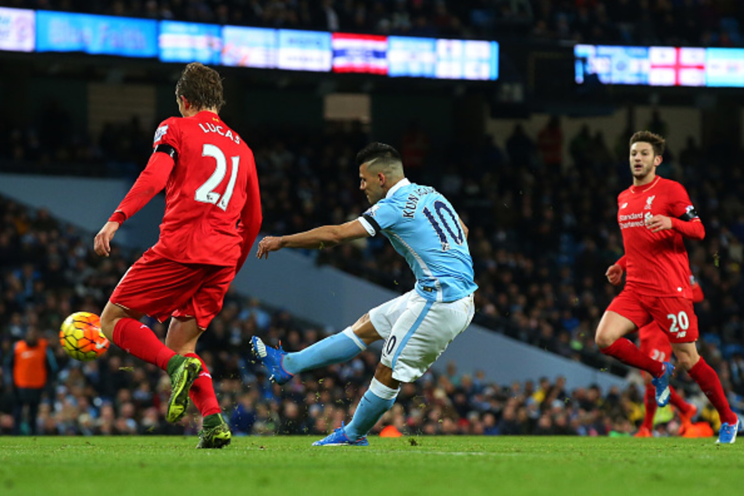 MANCHESTER, ENGLAND - NOVEMBER 21: Sergio Aguero of Manchester City scores his team's first goal during the Barclays Premier League match between Manchester City and Liverpool at Etihad Stadium on November 21, 2015 in Manchester, England.  (Photo by Alex 