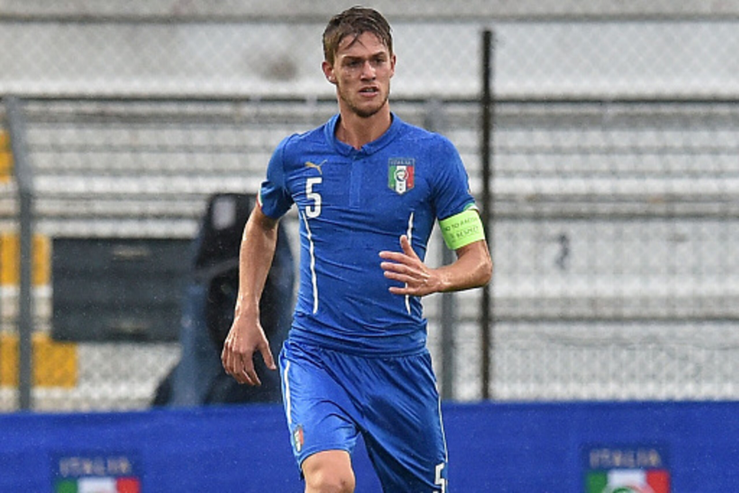VICENZA, ITALY - OCTOBER 13:  Daniele Rugani of Italy in action during the 2017 UEFA European U21 Championships Qualifier between Italy and Republic of Ireland at Stadio Romeo Menti on October 13, 2015 in Vicenza, Italy.  (Photo by Giuseppe Bellini/Getty 