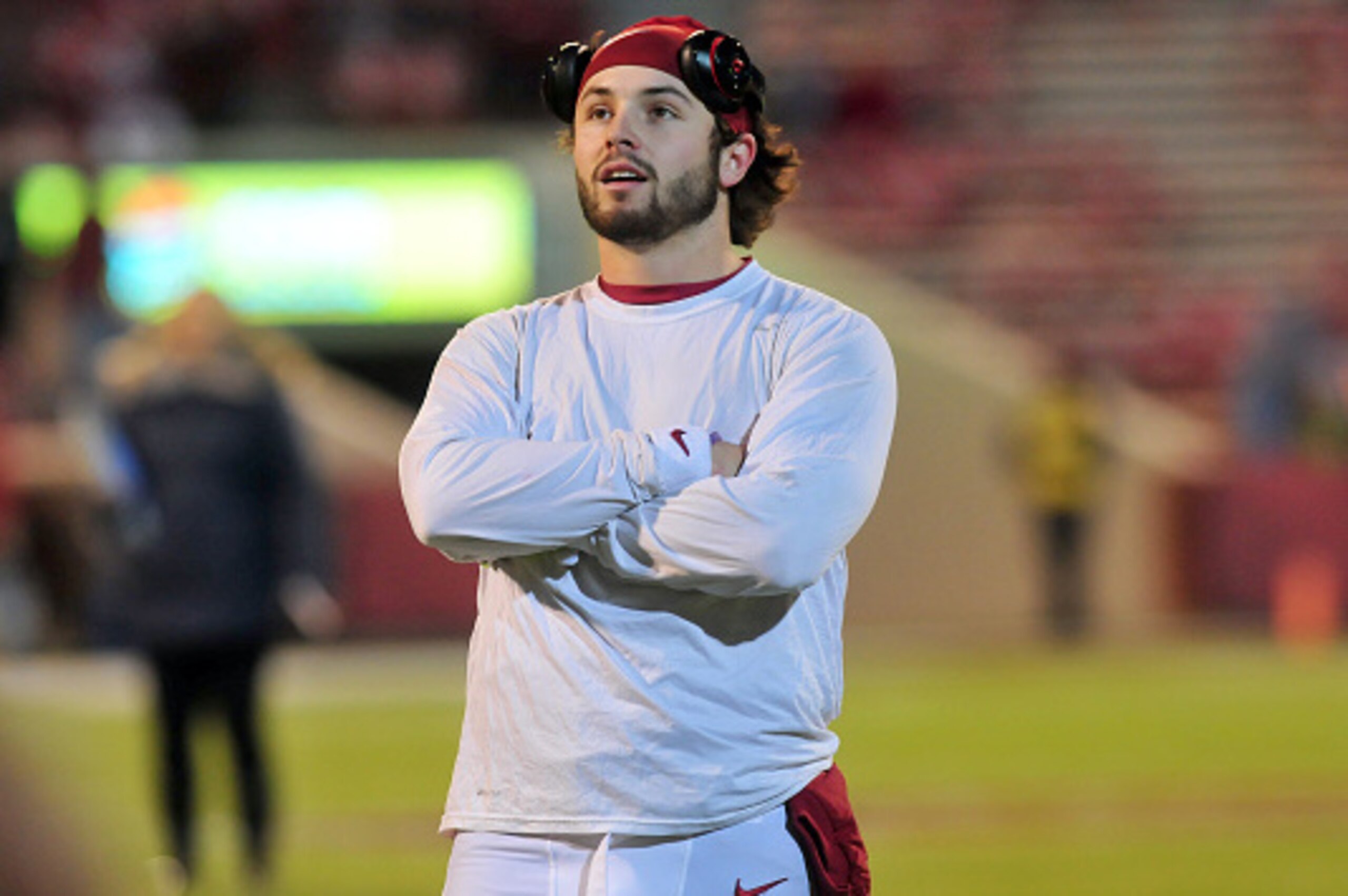 NORMAN, OK - NOVEMBER 21: Quarterback Baker Mayfield # 6 of the Oklahoma Sooners watches the Ohio State Buckeyes lose to the Michigan State Spartans on the jumbotron during his warmup routine before his game against the Texas Christian Horned Frogs on Nov