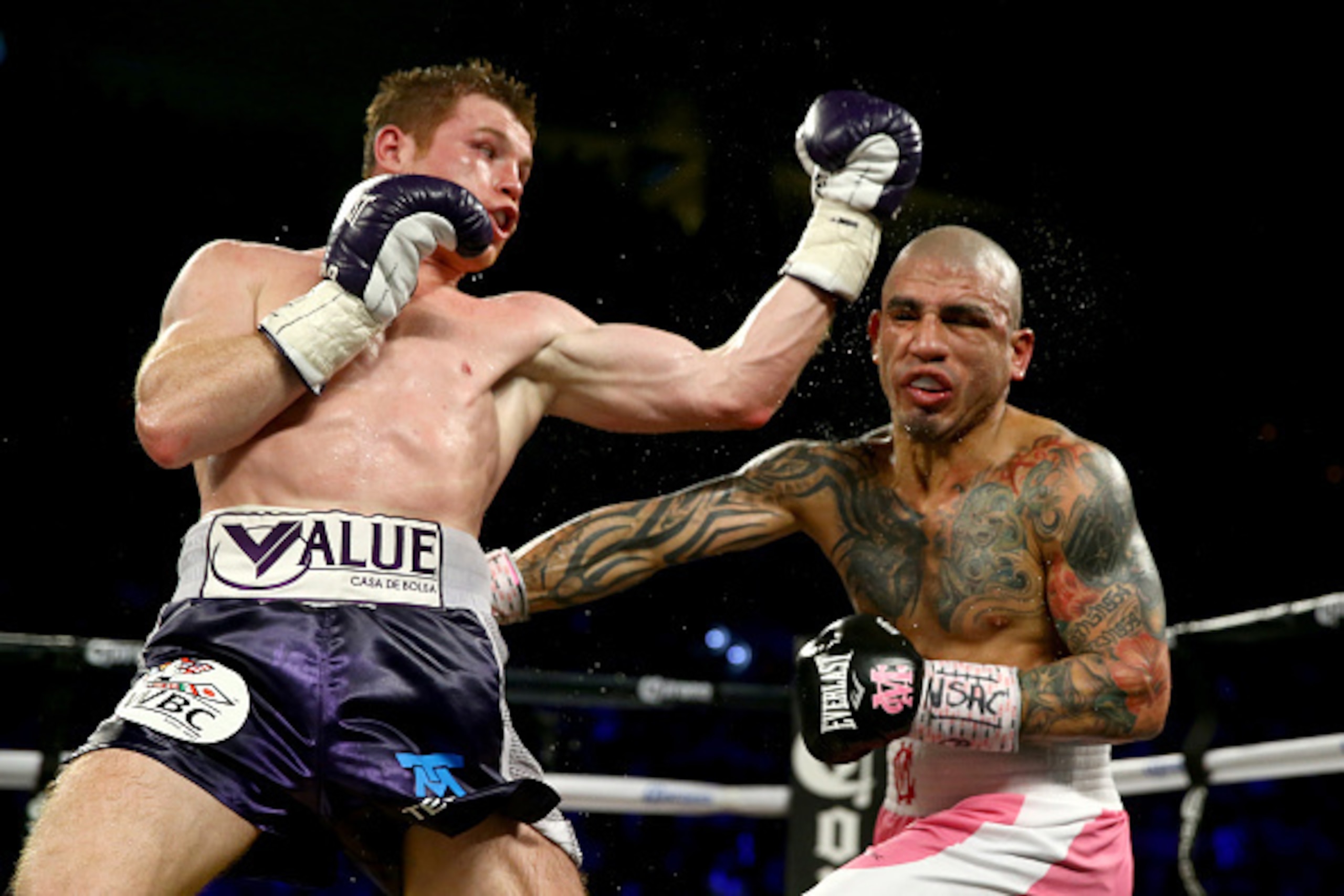 LAS VEGAS, NV - NOVEMBER 21: (L-R) Canelo Alvarez throws a left at Miguel Cotto during their middleweight fight at the Mandalay Bay Events Center on November 21, 2015 in Las Vegas, Nevada. (Photo by Al Bello/Getty Images) LAS VEGAS, NV - NOVEMBER 21: (L-R) Canelo Alvarez throws a left at Miguel Cotto during their middleweight fight at the Mandalay Bay Events Center on November 21, 2015 in Las Vegas, Nevada. (Photo by Al Bello/Getty Images)
