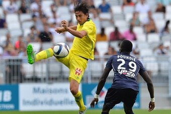 Nantes' US midfielder Alejandro Bedoya (L) controls the ball during the French Ligue 1 football match between Bordeaux (FCGB) and Nantes on August 30, 2015 at the Nouveau stade (new stadium) in Bordeaux, southwestern France. AFP PHOTO / NICOLAS TUCAT     
