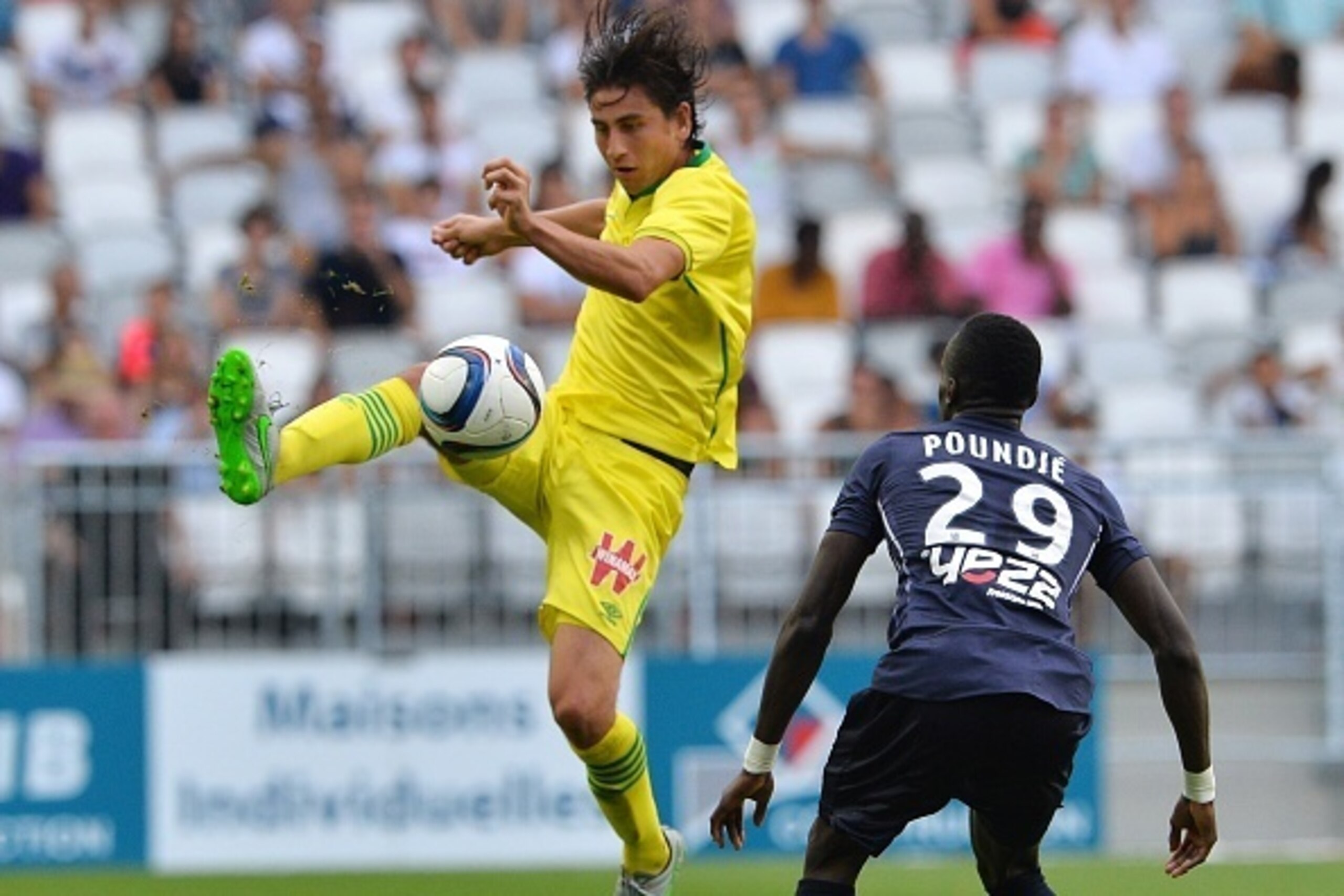Nantes' US midfielder Alejandro Bedoya (L) controls the ball during the French Ligue 1 football match between Bordeaux (FCGB) and Nantes on August 30, 2015 at the Nouveau stade (new stadium) in Bordeaux, southwestern France. AFP PHOTO / NICOLAS TUCAT     