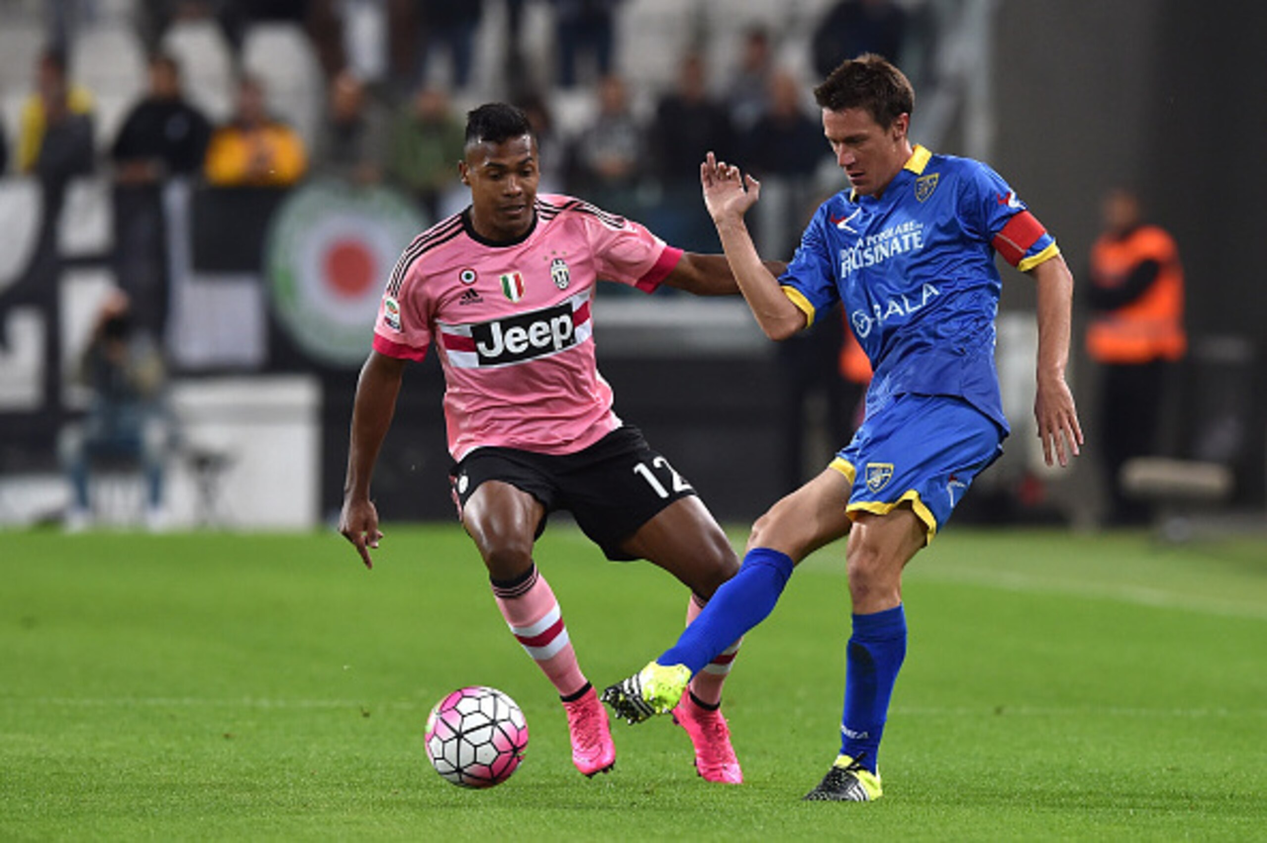 TURIN, ITALY - SEPTEMBER 23:  Alex Sandro (L) of Juventus FC competes with Alessandro Frara of Frosinone Calcio during the Serie A match between Juventus FC and Frosinone Calcio at Juventus Arena on September 23, 2015 in Turin, Italy.  (Photo by Valerio P