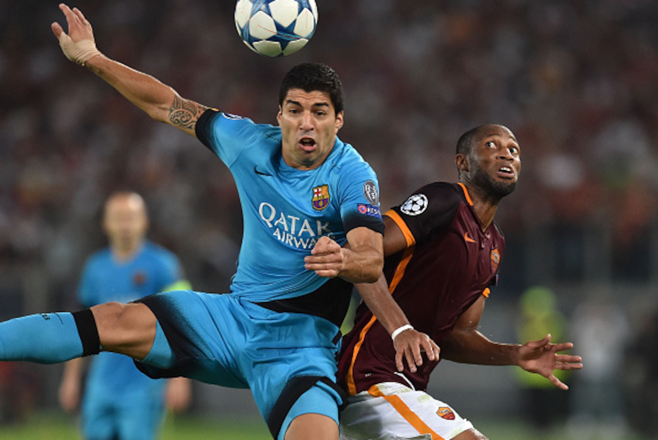 ROME, ITALY - SEPTEMBER 16:  Luis Suarez of FC Barcelona and Seydou Keita of AS Roma in action during the UEFA Champions League Group E match between AS Roma and FC Barcelona, at Olimpico Stadium on September 16, 2015 in Rome, Italy.  (Photo by Giuseppe B