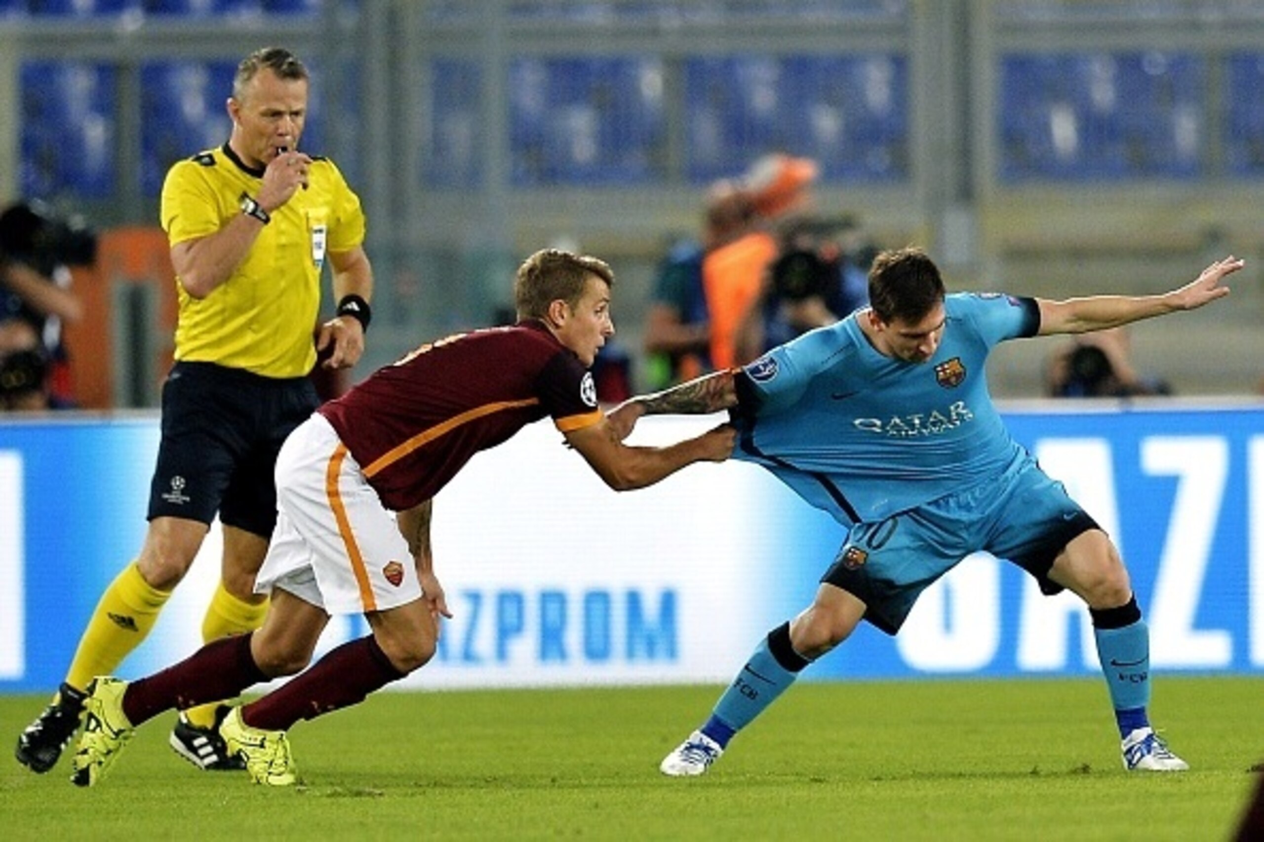 AS Roma's French defender Lucas Digne (L) vies with Barcelona's Argentinian forward Lionel Messi (R) during the UEFA Champions League football match between AS Roma and FC Barcelona at the Rome Olympic stadium, on September 16, 2015. AFP PHOTO / ANDREAS S