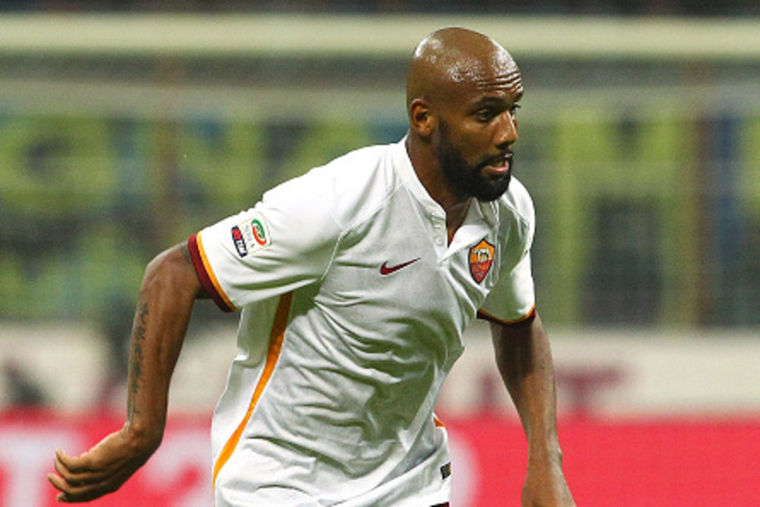 MILAN, ITALY - OCTOBER 31:  Maicon Sisenado Douglas of AS Roma in action during the Serie A match between FC Internazionale Milano and AS Roma at Stadio Giuseppe Meazza on October 31, 2015 in Milan, Italy.  (Photo by Marco Luzzani/Getty Images)