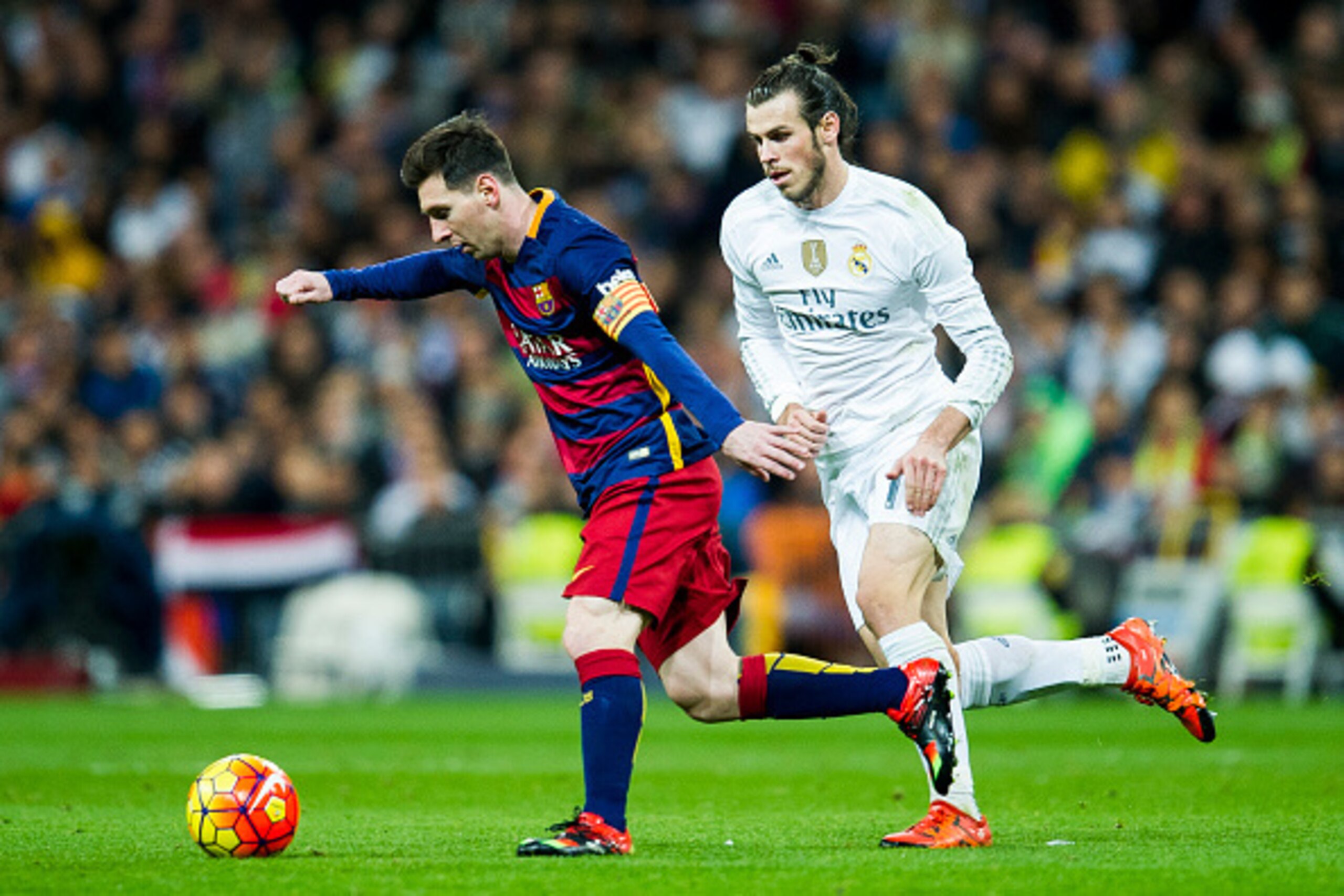 MADRID, SPAIN - NOVEMBER 21: Gareth Bale of Real Madrid duels for the ball with Lionel Messi of Barcelona during the La Liga match between Real Madrid CF and FC Barcelona at Estadio Santiago Bernabeu on November 21, 2015 in Madrid, Spain. (Photo by Juan MADRID, SPAIN - NOVEMBER 21: Gareth Bale of Real Madrid duels for the ball with Lionel Messi of Barcelona during the La Liga match between Real Madrid CF and FC Barcelona at Estadio Santiago Bernabeu on November 21, 2015 in Madrid, Spain. (Photo by Juan
