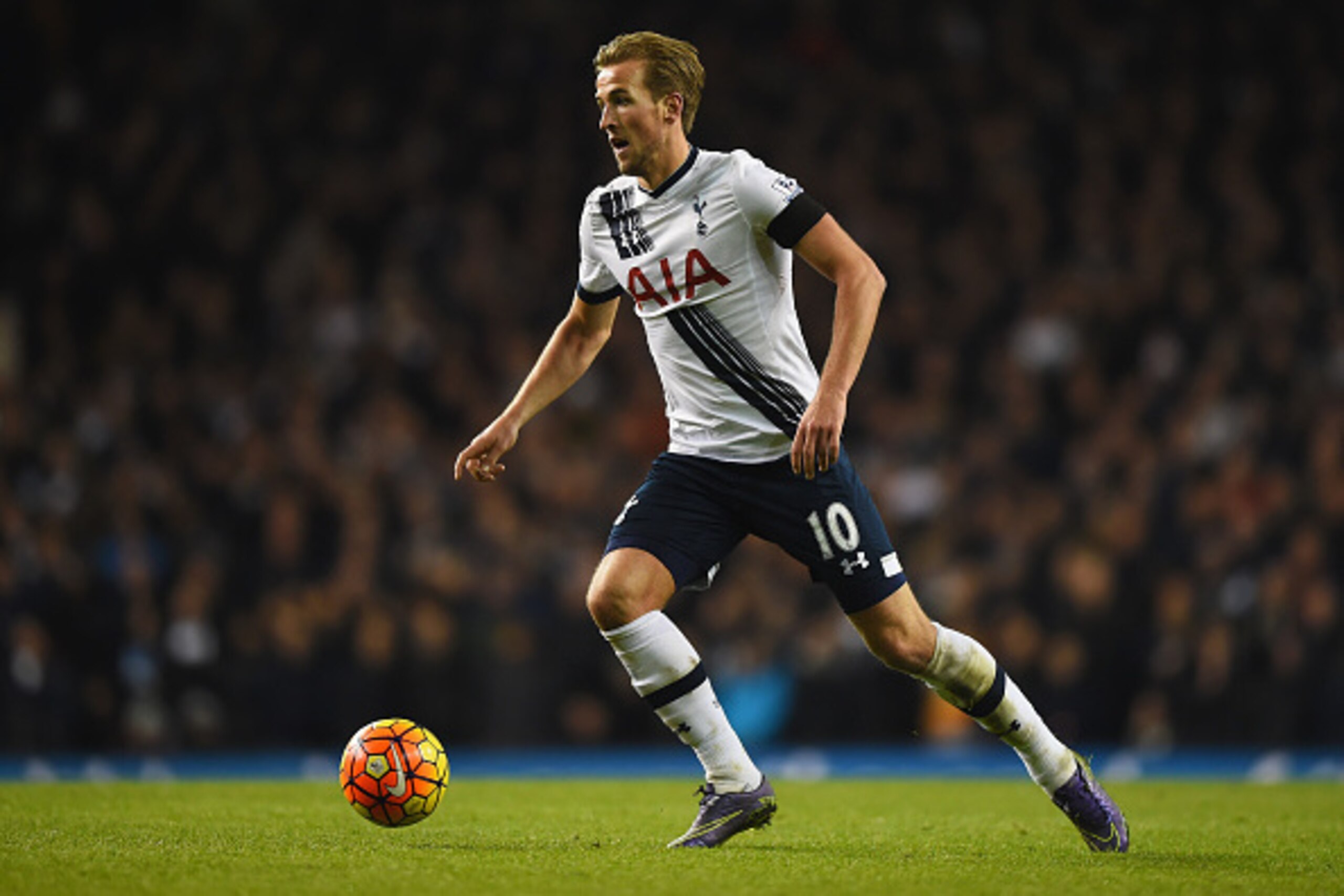 LONDON, ENGLAND - NOVEMBER 22: Harry Kane of Tottenham Hotspur in action during the Barclays Premier League match between Tottenham Hotspur and West Ham United at White Hart Lane on November 22, 2015 in London, England.  (Photo by Shaun Botterill/Getty Im