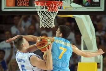 Finland's forward Erik Murphy (L) vies with Ukraine's guard Sviatoslav Mykhailiuk during the 2014 FIBA World basketball championships group C match Finland vs Ukraine at the Bizkaia Arena in Bilbao on August 31, 2014. AFP PHOTO/ RAFA RIVAS        (Photo c