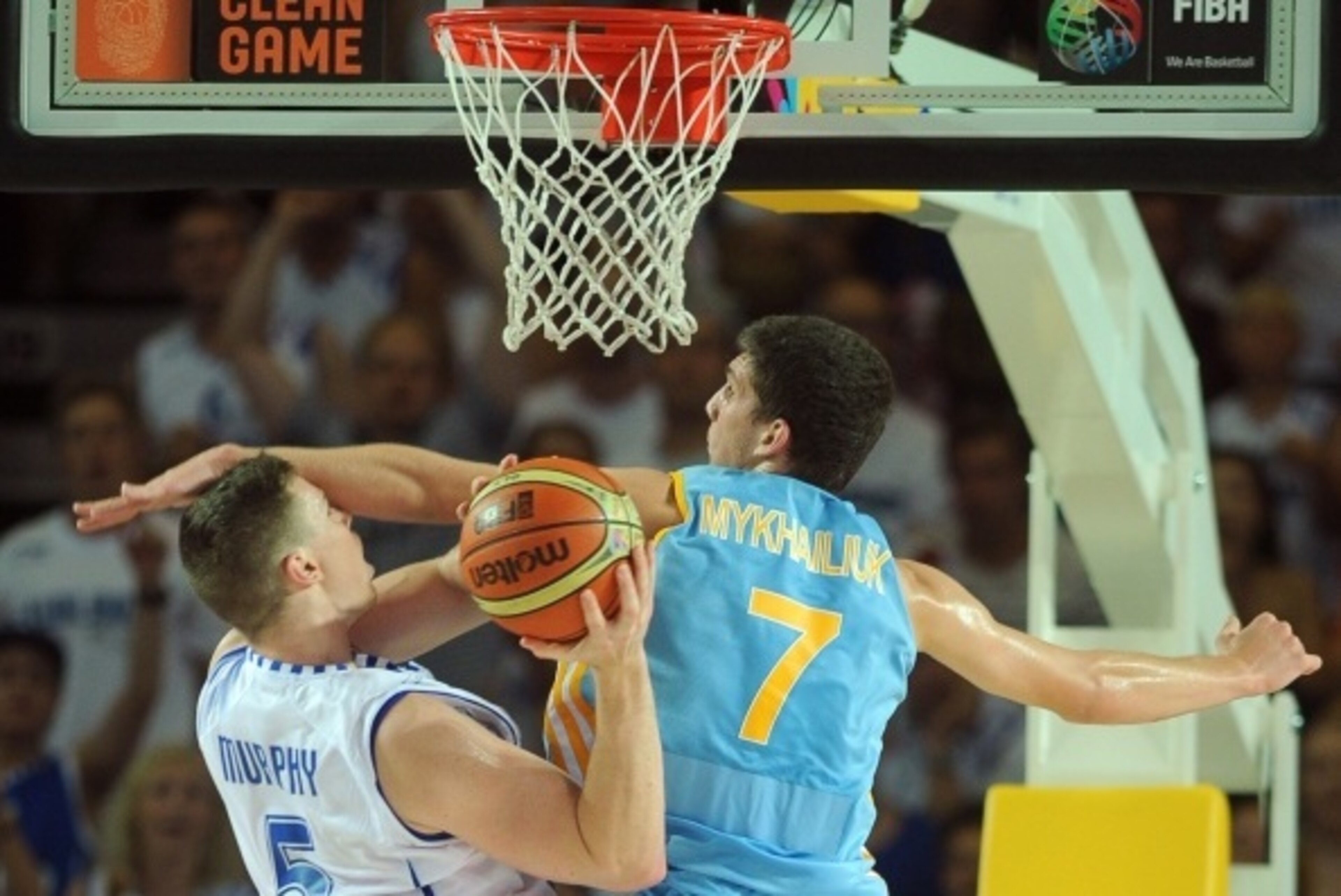 Finland's forward Erik Murphy (L) vies with Ukraine's guard Sviatoslav Mykhailiuk during the 2014 FIBA World basketball championships group C match Finland vs Ukraine at the Bizkaia Arena in Bilbao on August 31, 2014. AFP PHOTO/ RAFA RIVAS        (Photo c